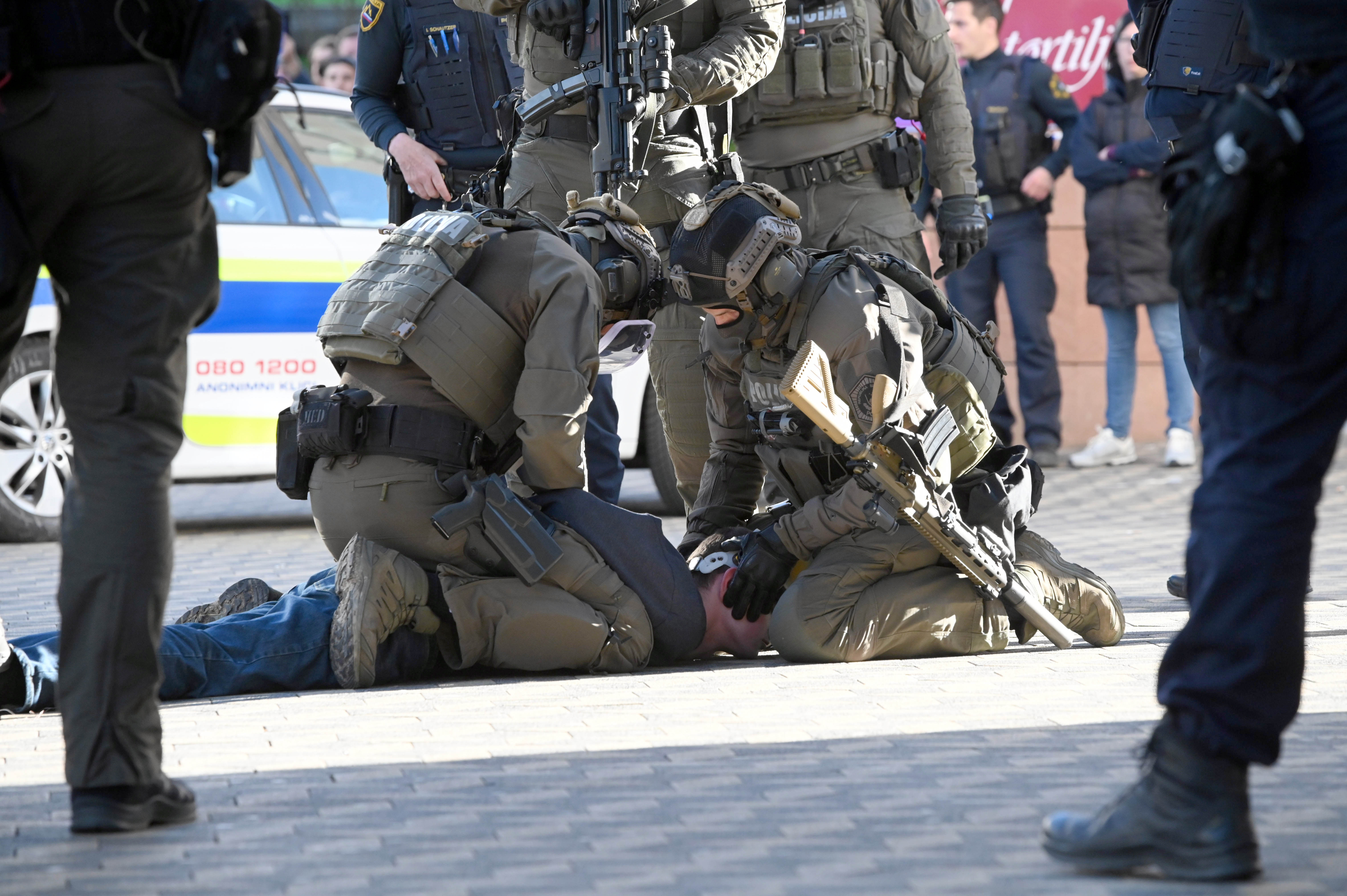 policijska akcija, nož, bavarski dvor