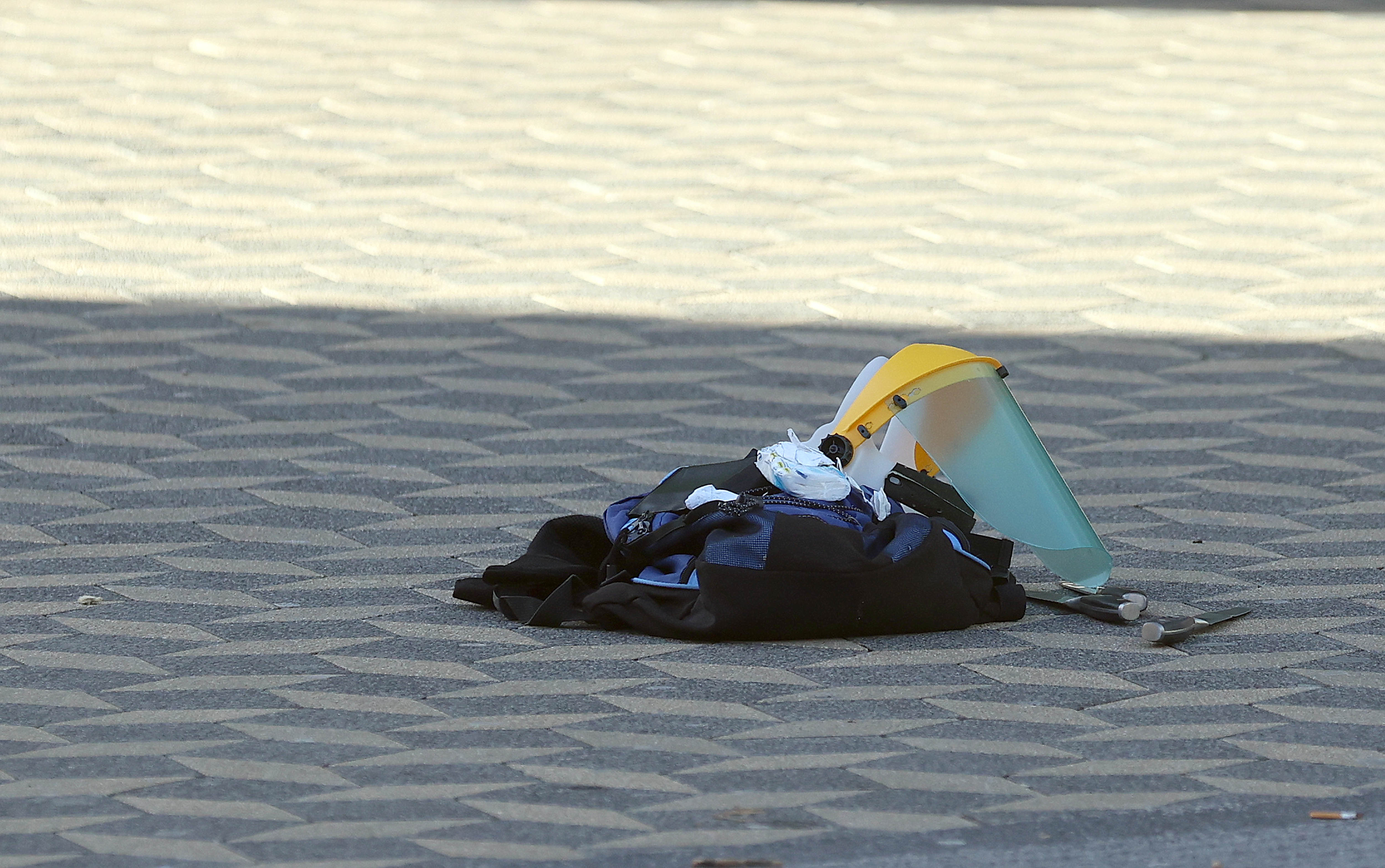 moški z nožem, bavarski dvor