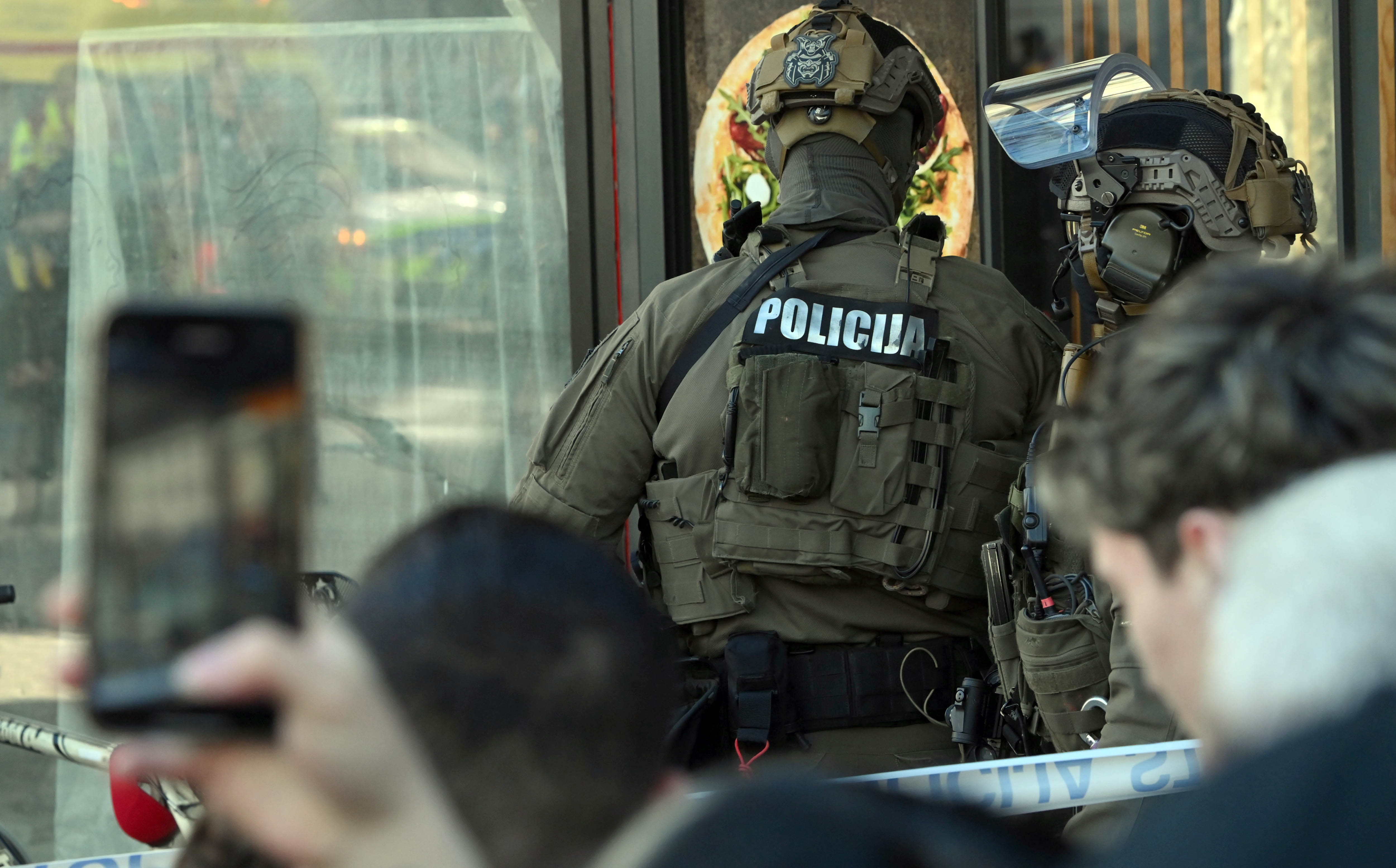 moški z nožem, bavarski dvor, policijska akcija