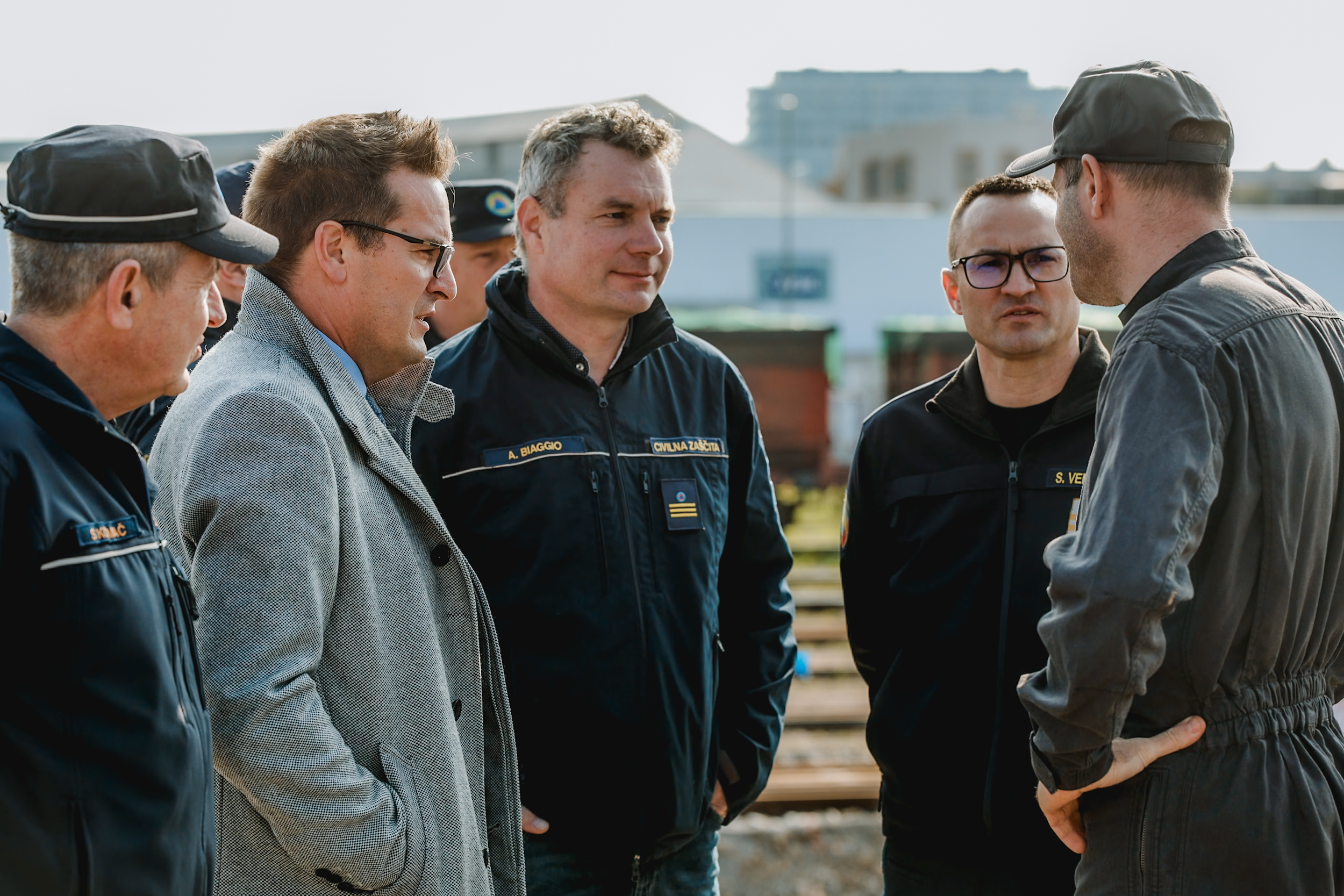 Vodja Izpostave URSZR Nova Gorica Samo Kosmač , Samo Turel, poveljnik Štaba CZ MO Nova Gorica Andrej Biaggio, Simon Vendramin in Aljaž Leban (Foto: Mestna občina Nova Gorica)