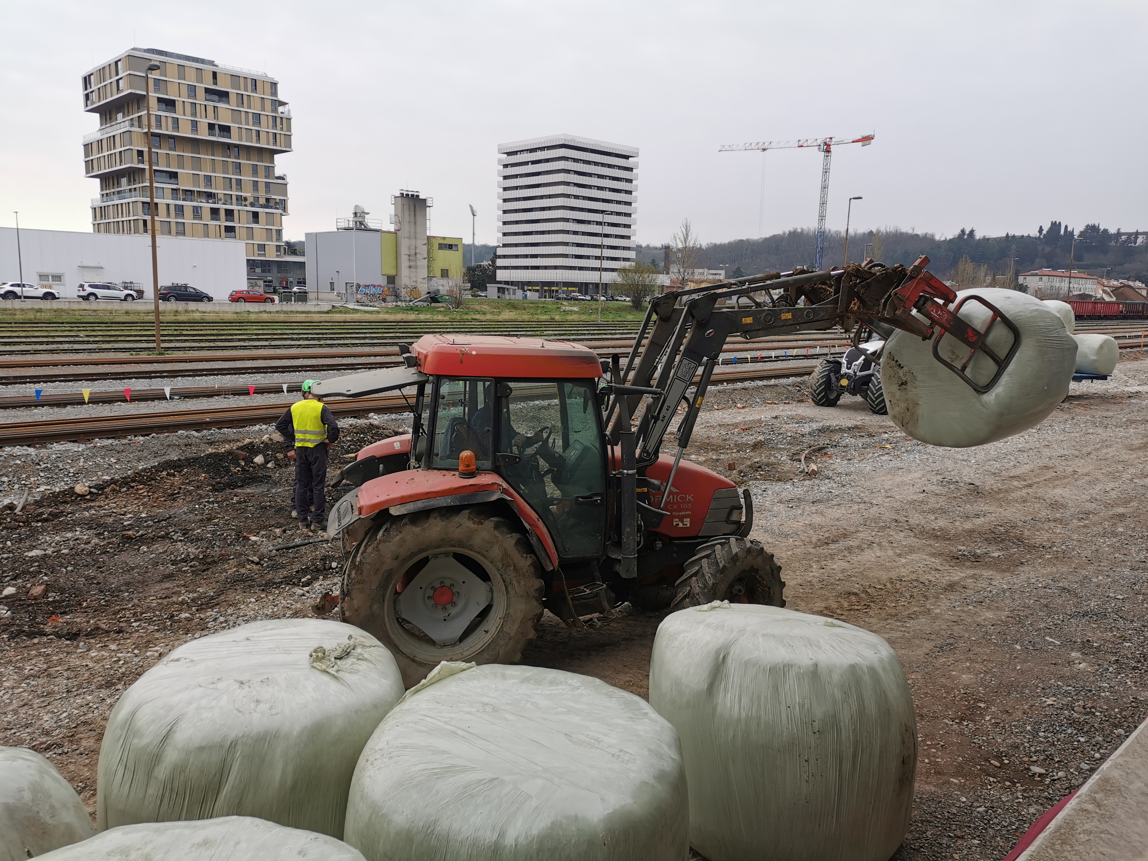 Dovoz bal (Foto: Mestna občina Nova Gorica)