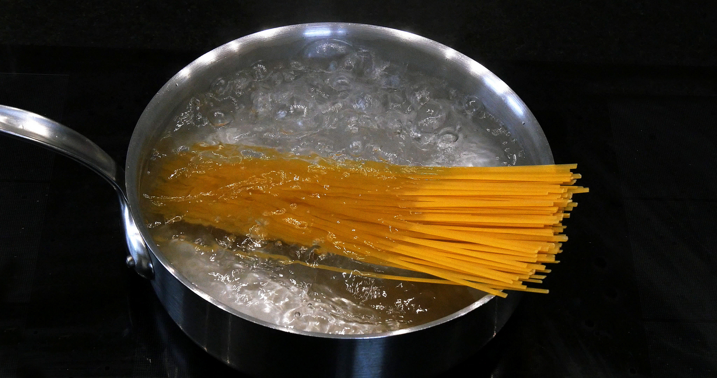 špageti v loncu z vrelo vodo, kuhanje špagetov, testenine