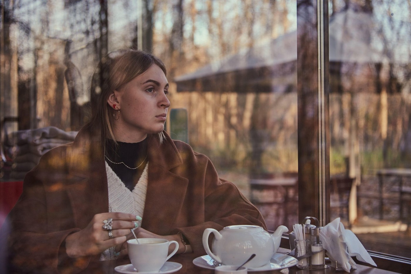 zamišljena ženska,