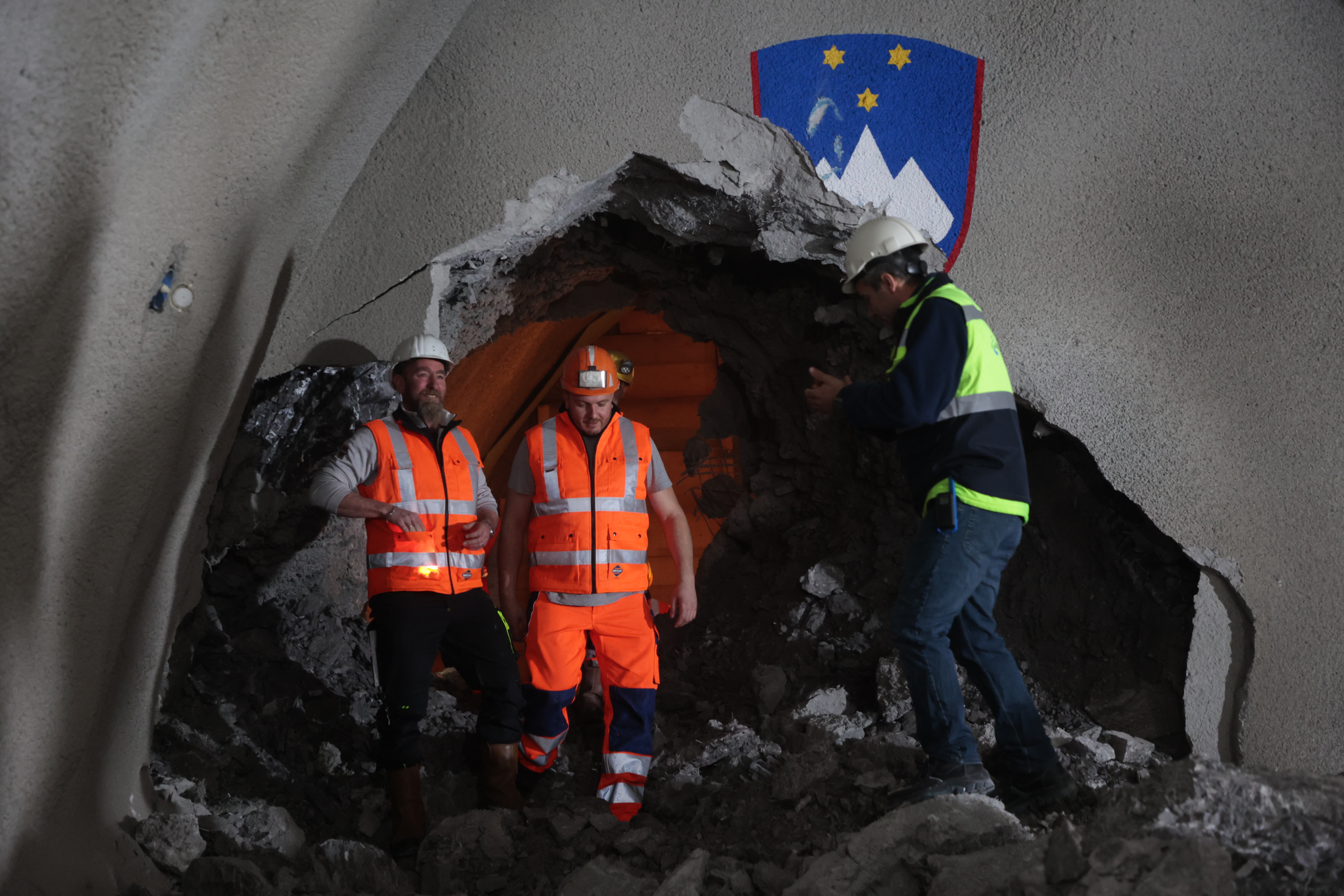 PREBOJ VZHODNE CEVI AVTOCESTNEGA PREDORA KARAVANKE, predor karavanke, grb