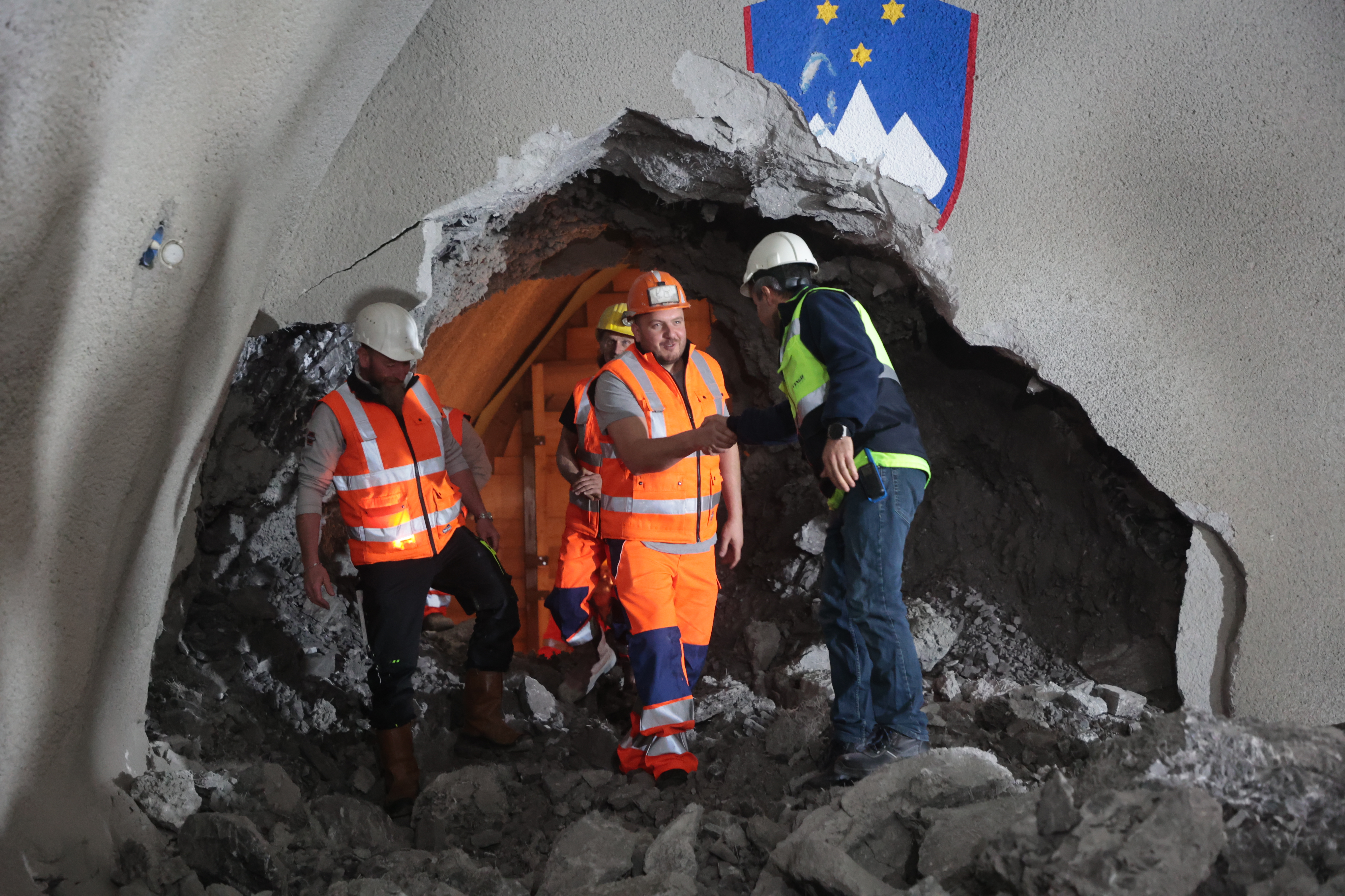 PREBOJ VZHODNE CEVI AVTOCESTNEGA PREDORA KARAVANKE, predor karavanke, grb