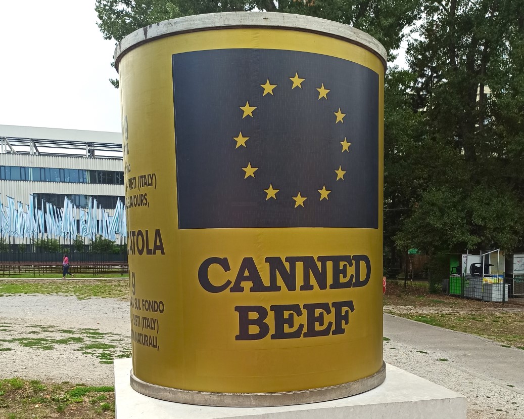 spomenik, konzerva, konzervirana ICAR govedina Sarajevo, Bosna in Hercegovina, vojna