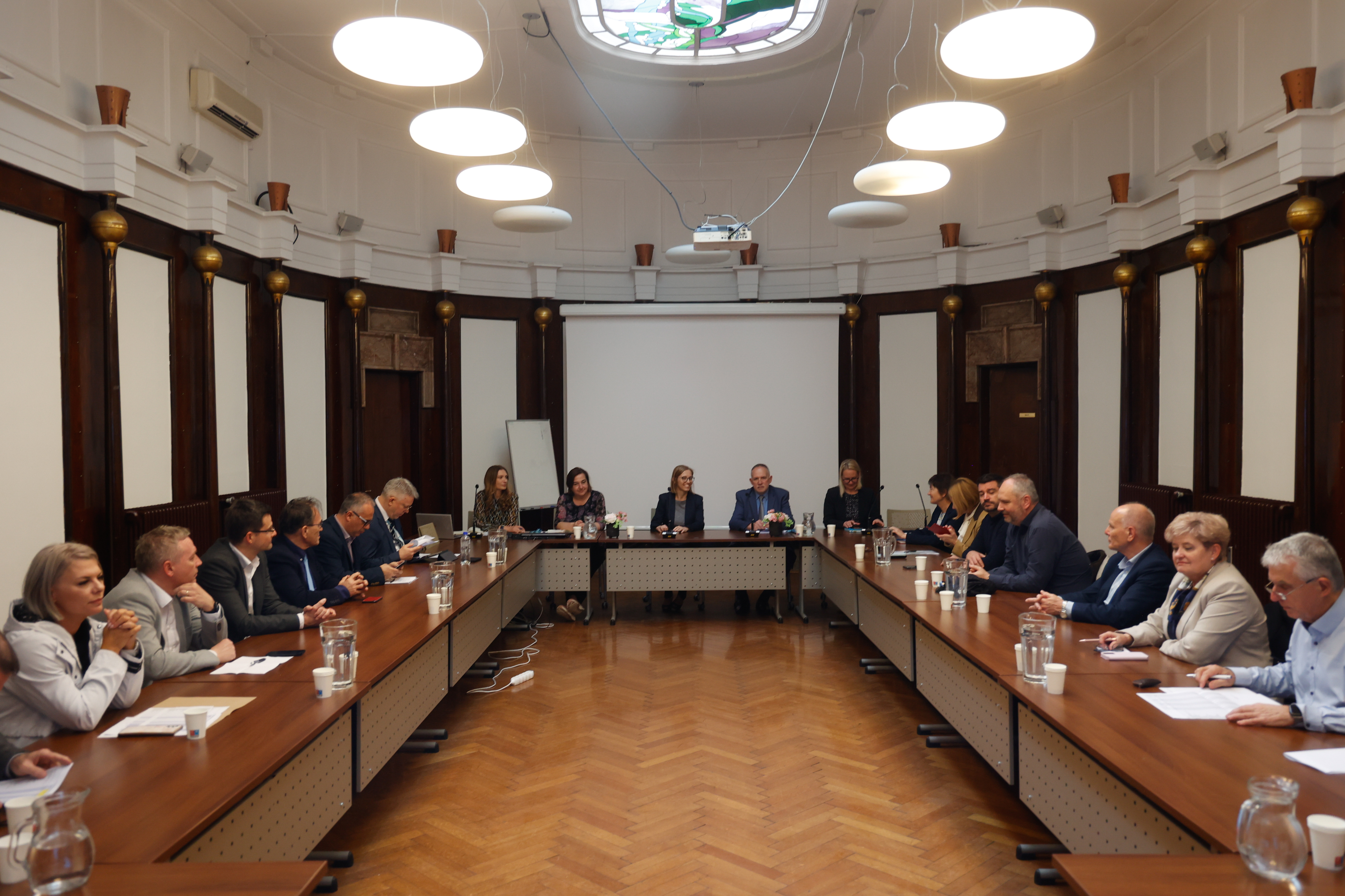 Sestanek ministrice za zdravje Valentine Prevolnik Rupel z vodstvi bolnišnic (Foto: Nik Rovan/BOBO)