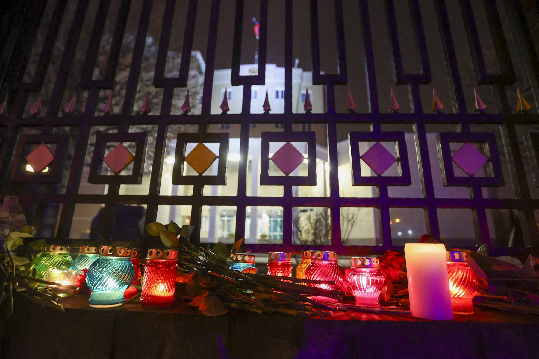 Mnogi Rusi so v znak žalovanja položili rože in prižgali sveče. (Foto: PROFIMEDIA)