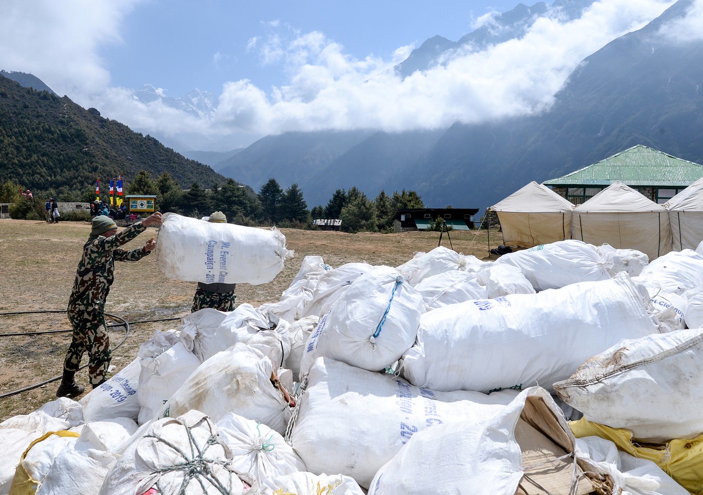 Smeti, ki jih za sabo puščajo alpinisti in turisti. (Foto: PROFIMEDIA)