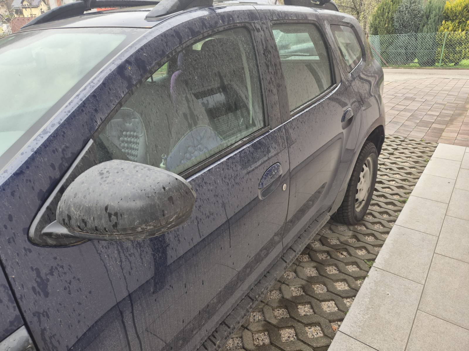 Puščavski prah na avtomobilu na Gorenjskem (Foto: N1)