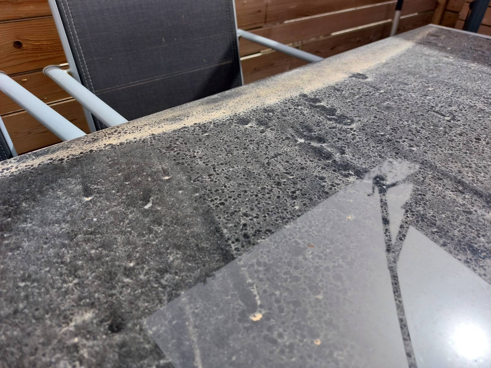 Puščavski prah na zunanji mizi na Celjskem (Foto: N1)