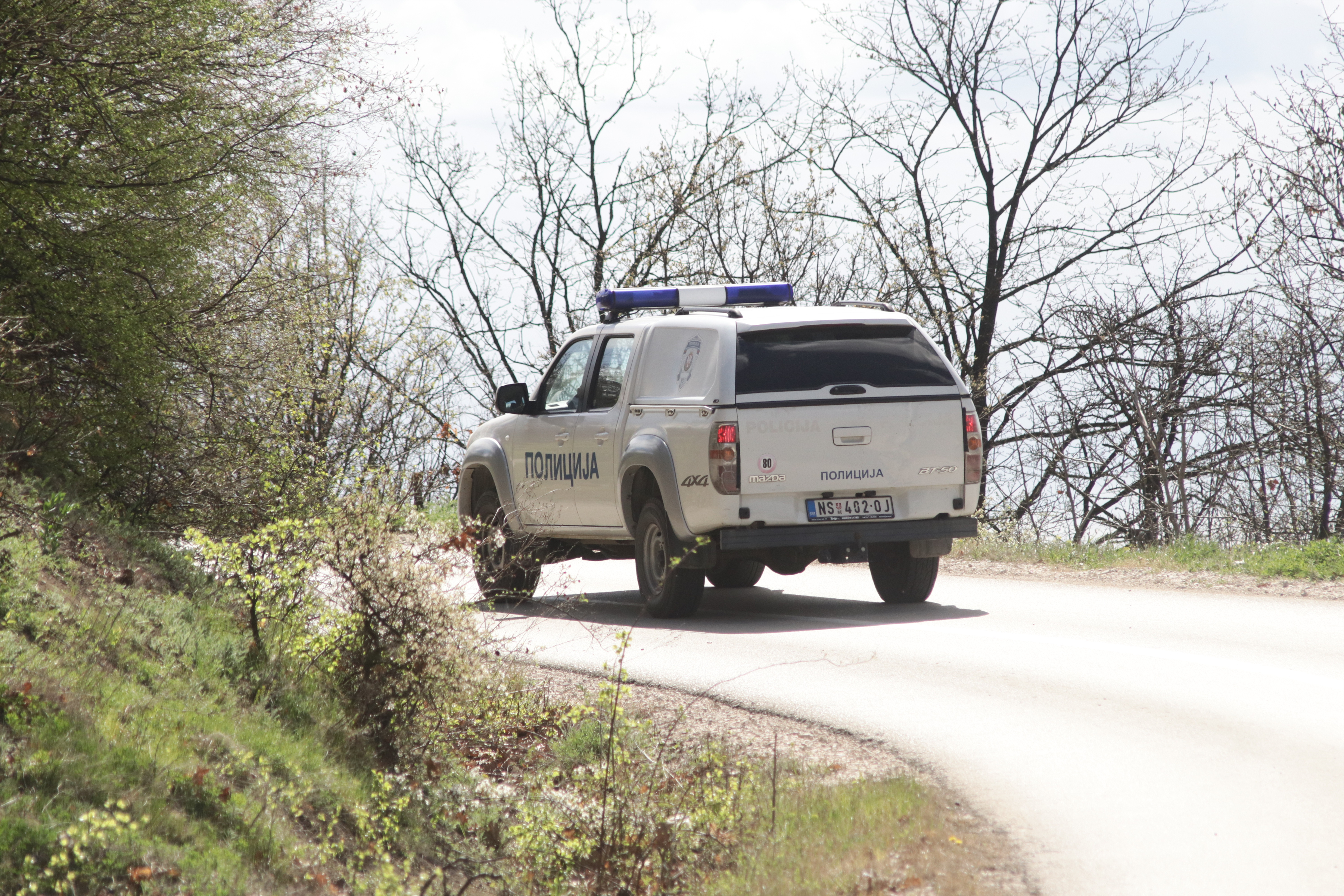 Policija je zaprla del ceste, ki vodi do deponije, kjer naj bi bilo dekličino truplo. (Foto: M.M./PIXSELL/BOBO)
