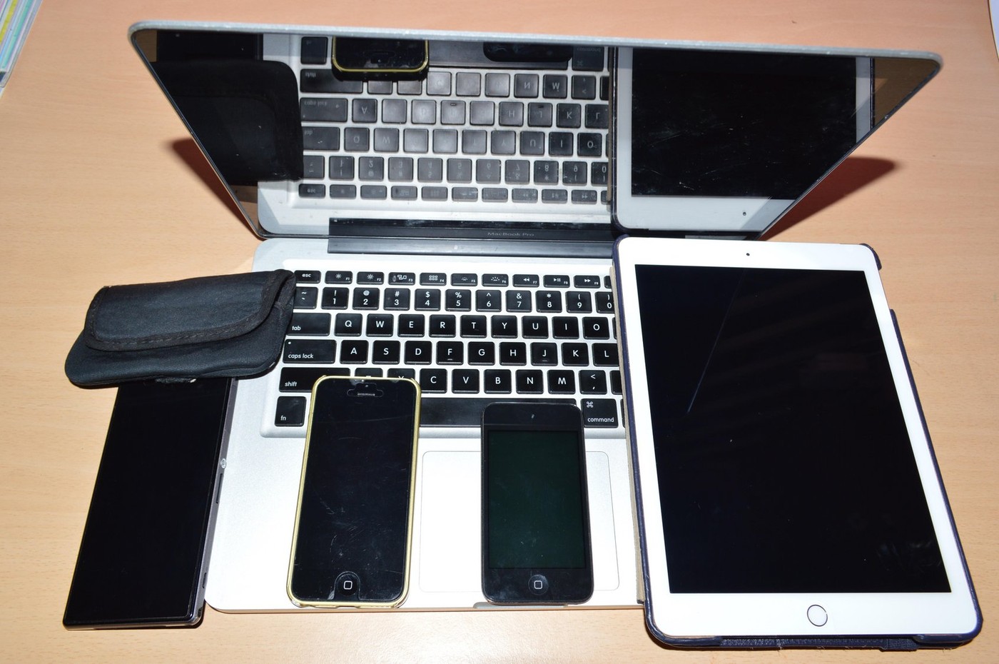 Aapple,, elektronika, pametni telefon, iPhone, smartphone, iPod,, laptop, tablica, tablični računalnik, prenosni , PC