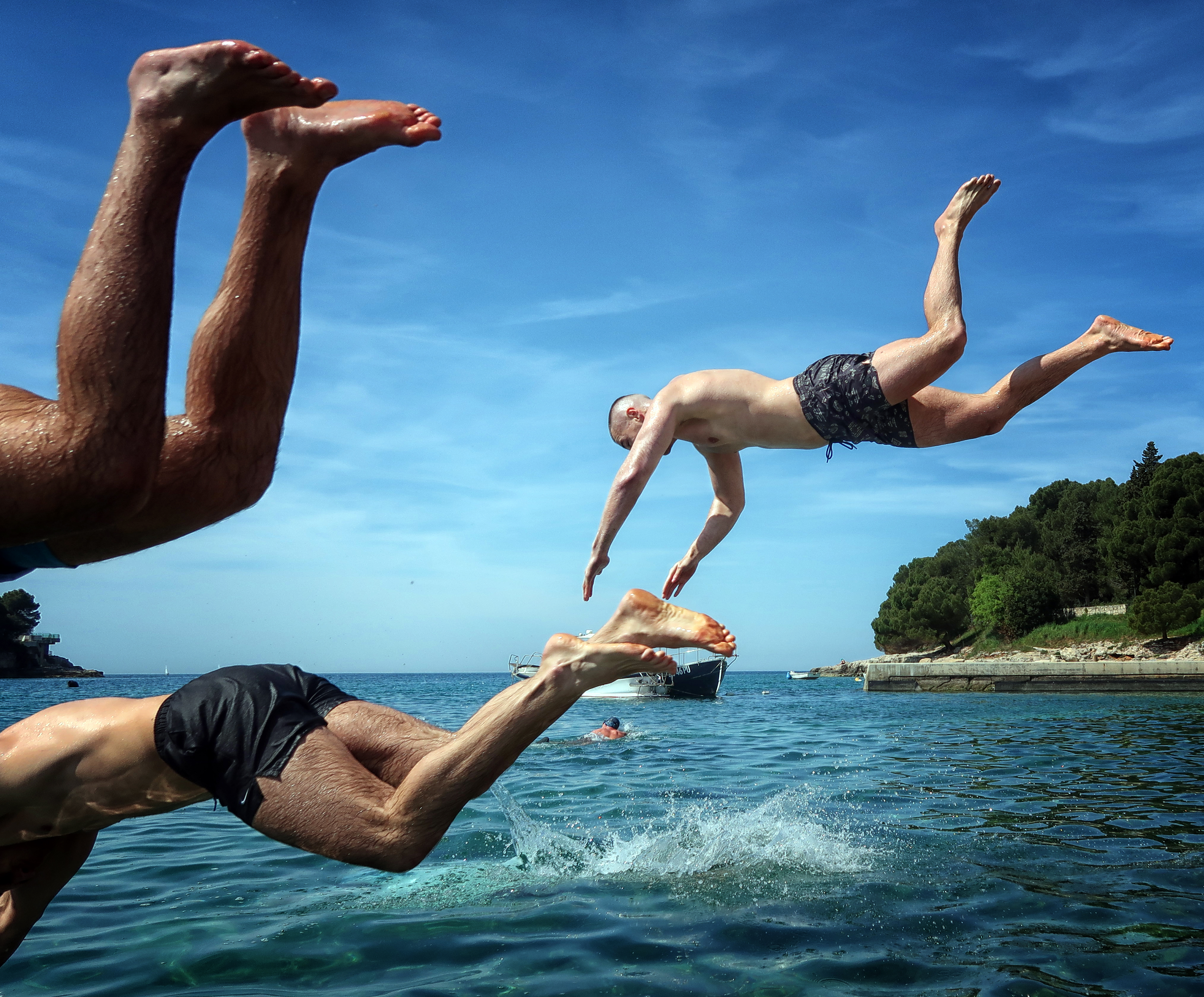 Toplo morje, Pula, Hrvaška, skok v morje
