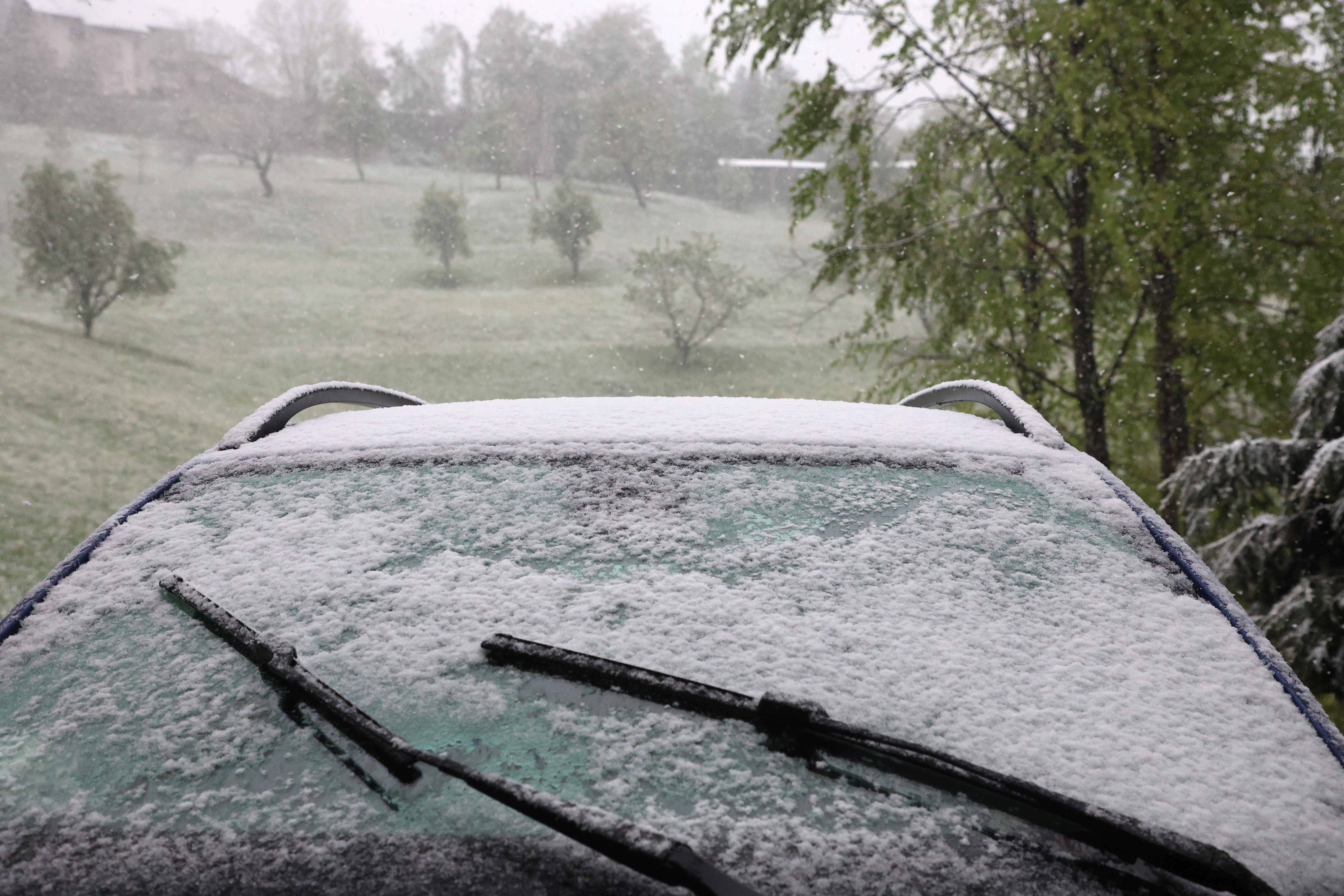 Sneg v Medvodah. (Foto: Borut Živulović/BOBO)