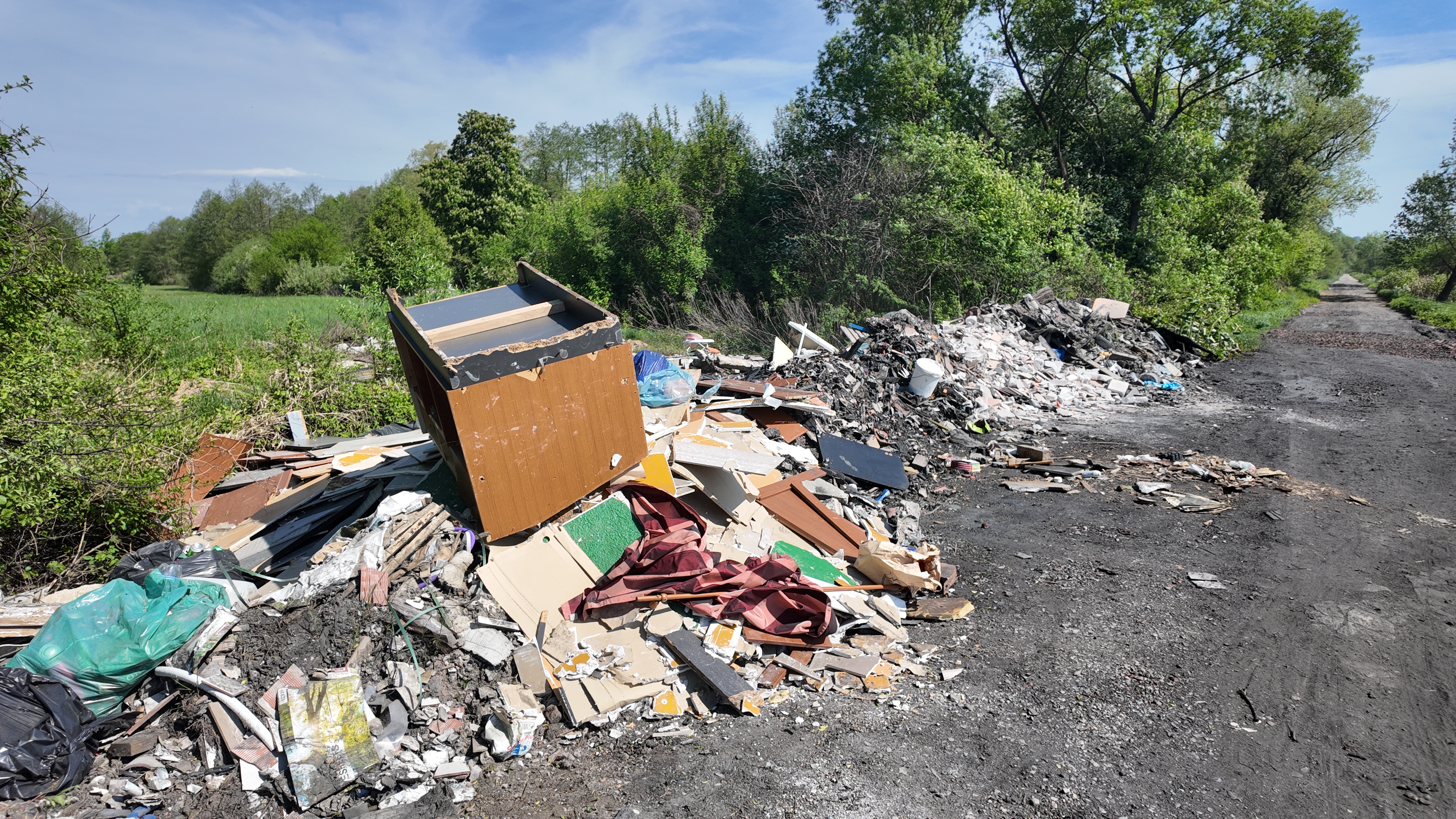 Smeti na ljubljanskem barju. (Foto: Denis Sadiković/N1)