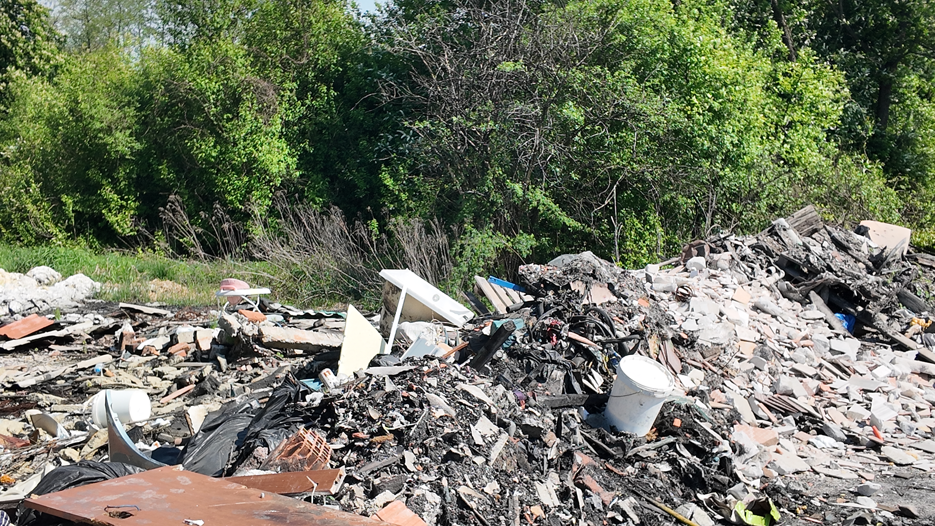 Smeti na ljubljanskem barju. (Foto: Denis Sadiković/N1)