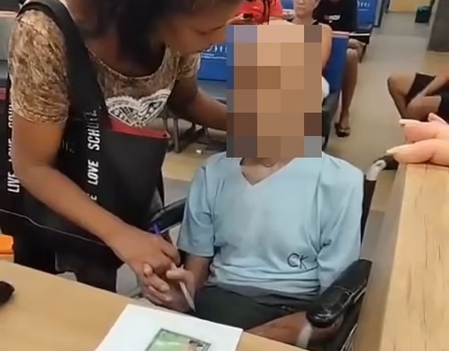 mrtvega moškega pripeljala v banko