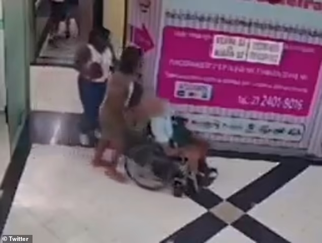 mrtvega moškega pripeljala v banko