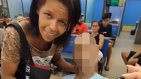 mrtvega moškega pripeljala v banko