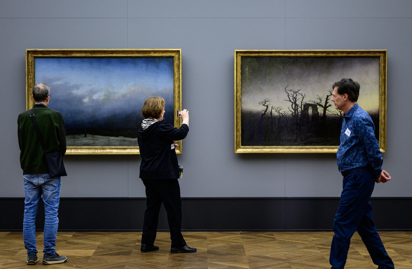 Friedrichovi sliki Menih pri morju (levo) in Opatija med hrasti (desno)