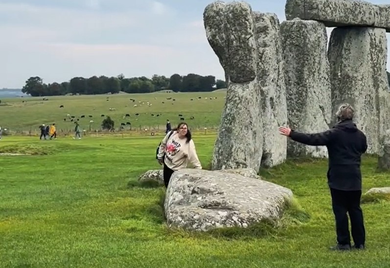 Stonehenge, predrzna turistka