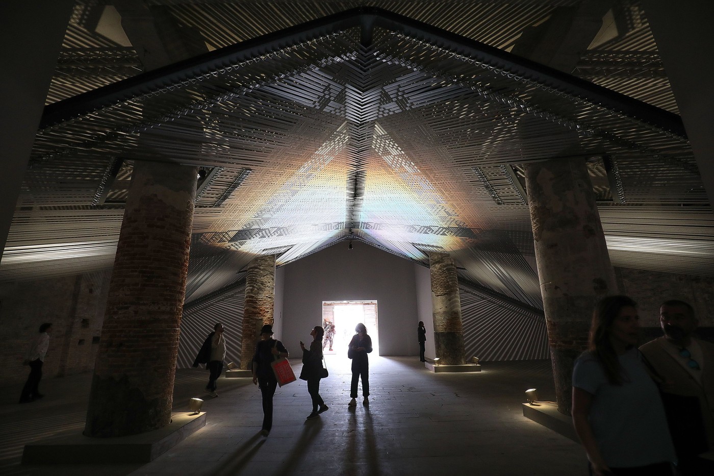 Umetniška skupina Mataaho Collective je prejela zlatega leva za najboljše delo na glavni razstavi