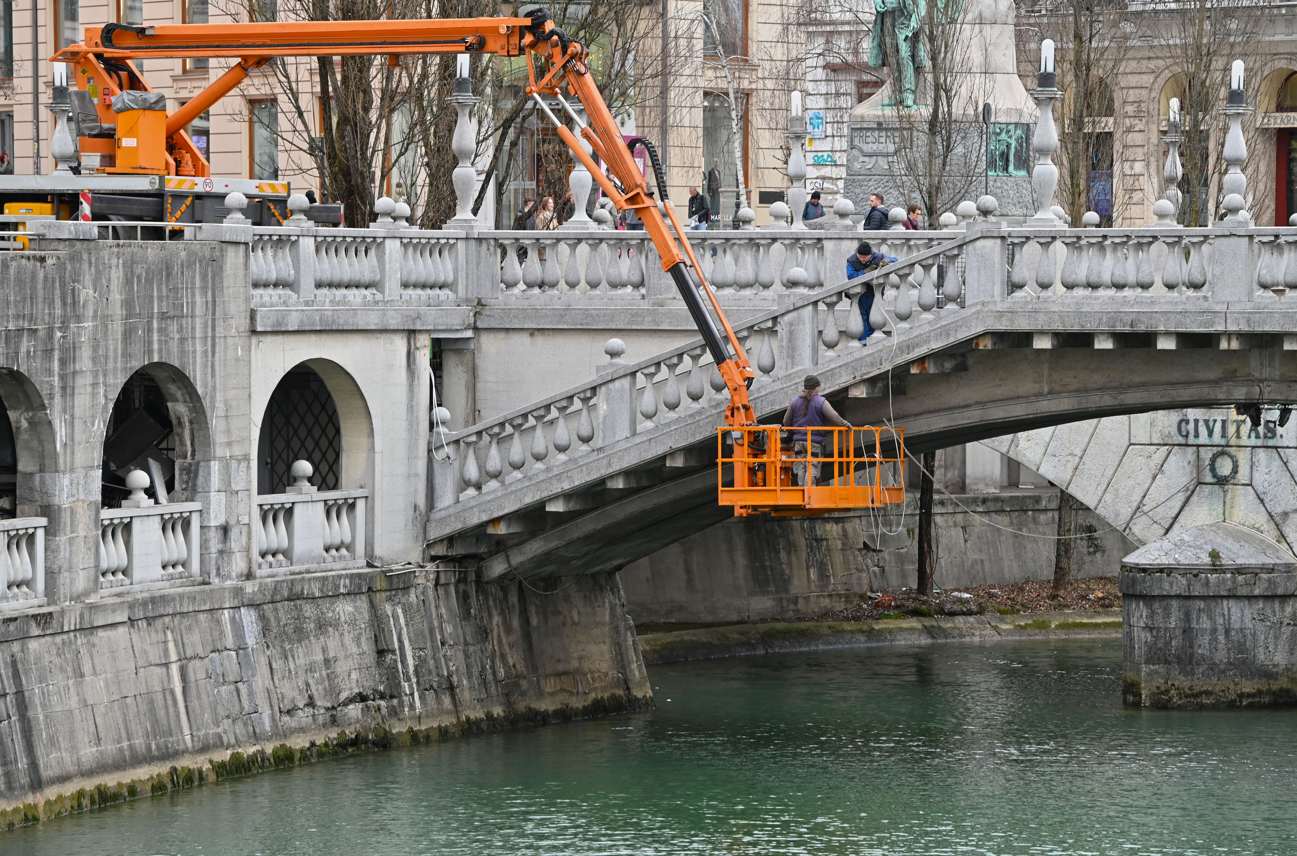 Čiščenje Ljubljanice (Foto: Igor Kupljenik/BOBO)
