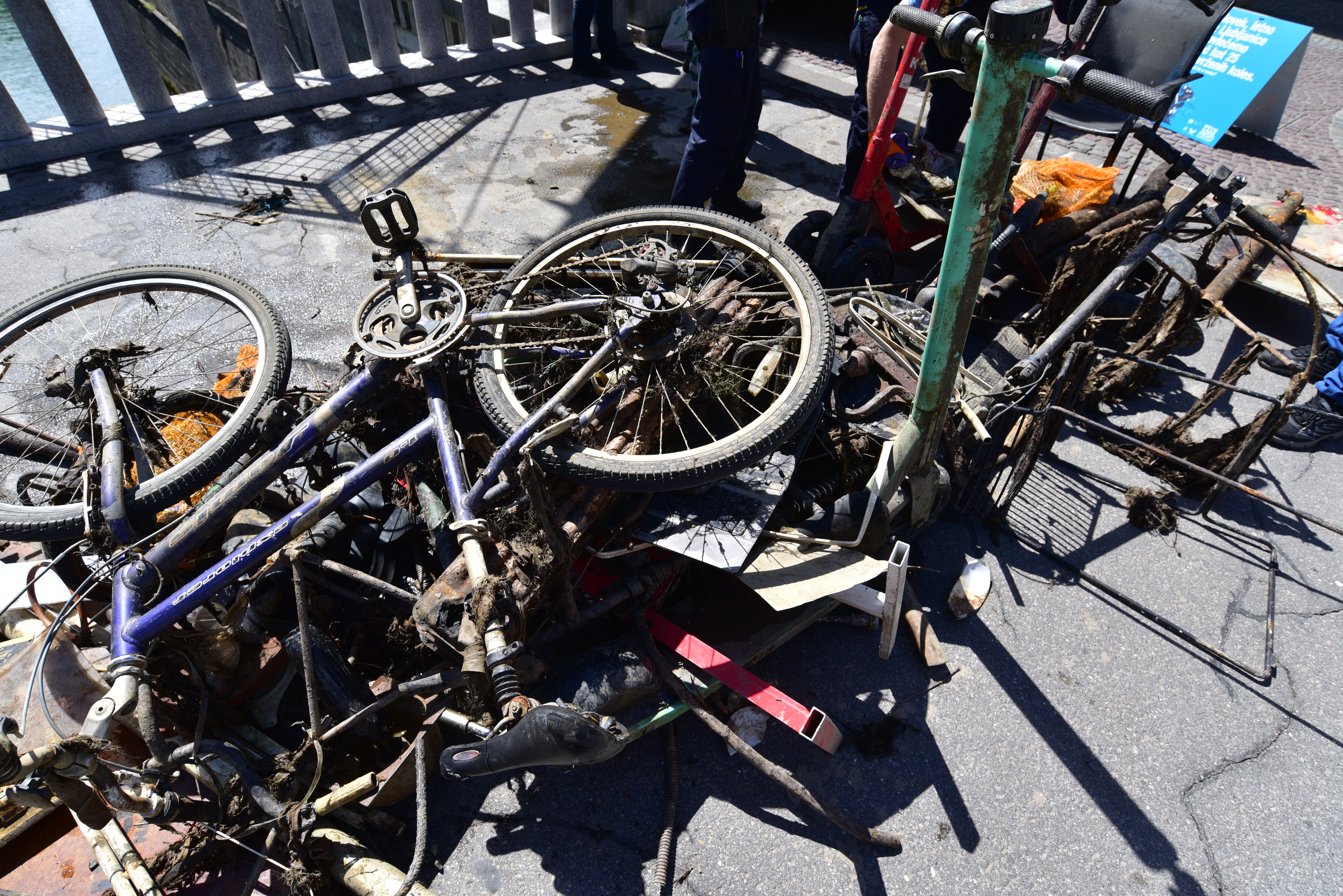 Čiščenje Ljubljanice (Foto: Igor Kupljenik/BOBO)