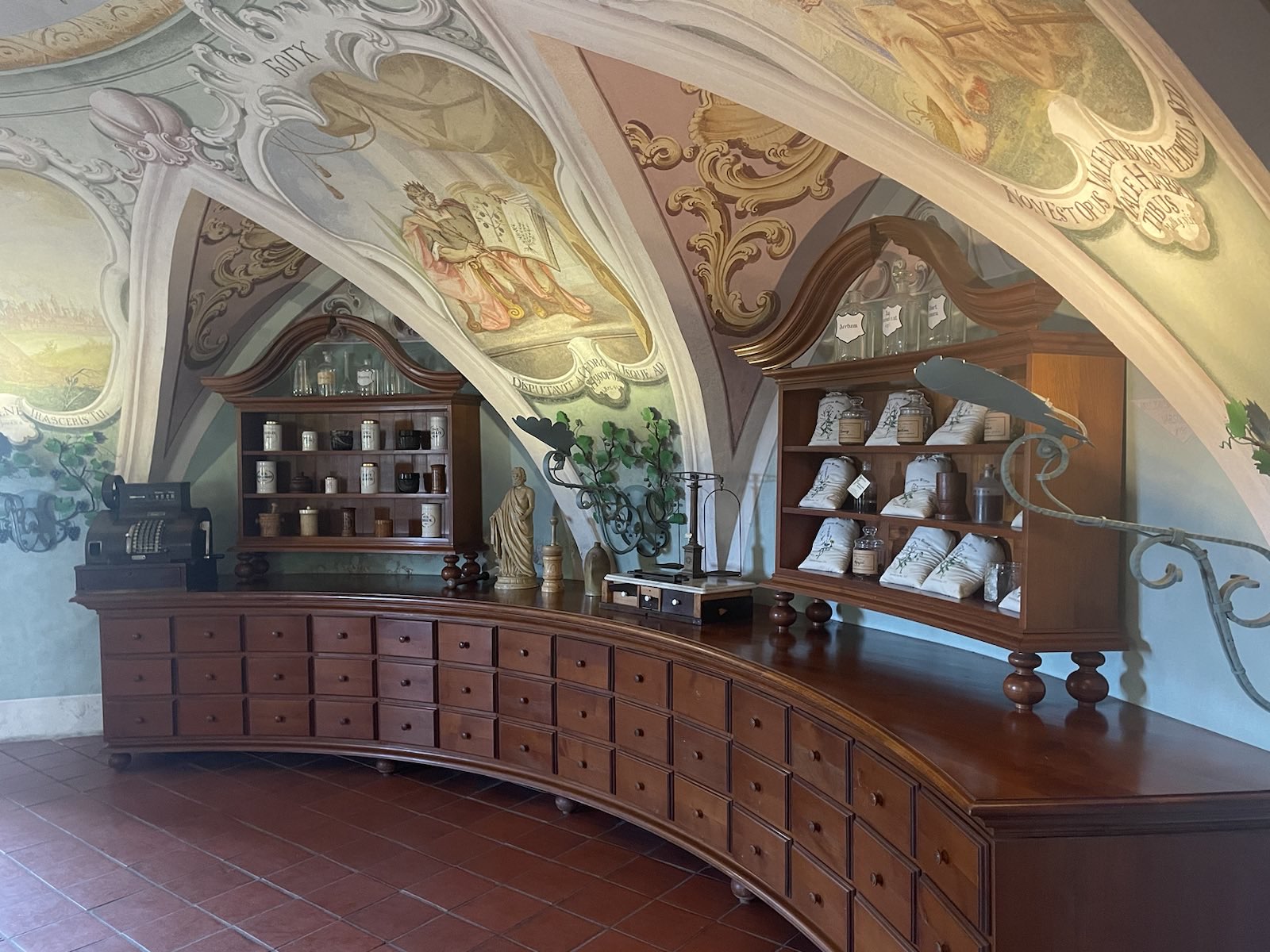 Samostan in lekarna Olimje, zelišča,