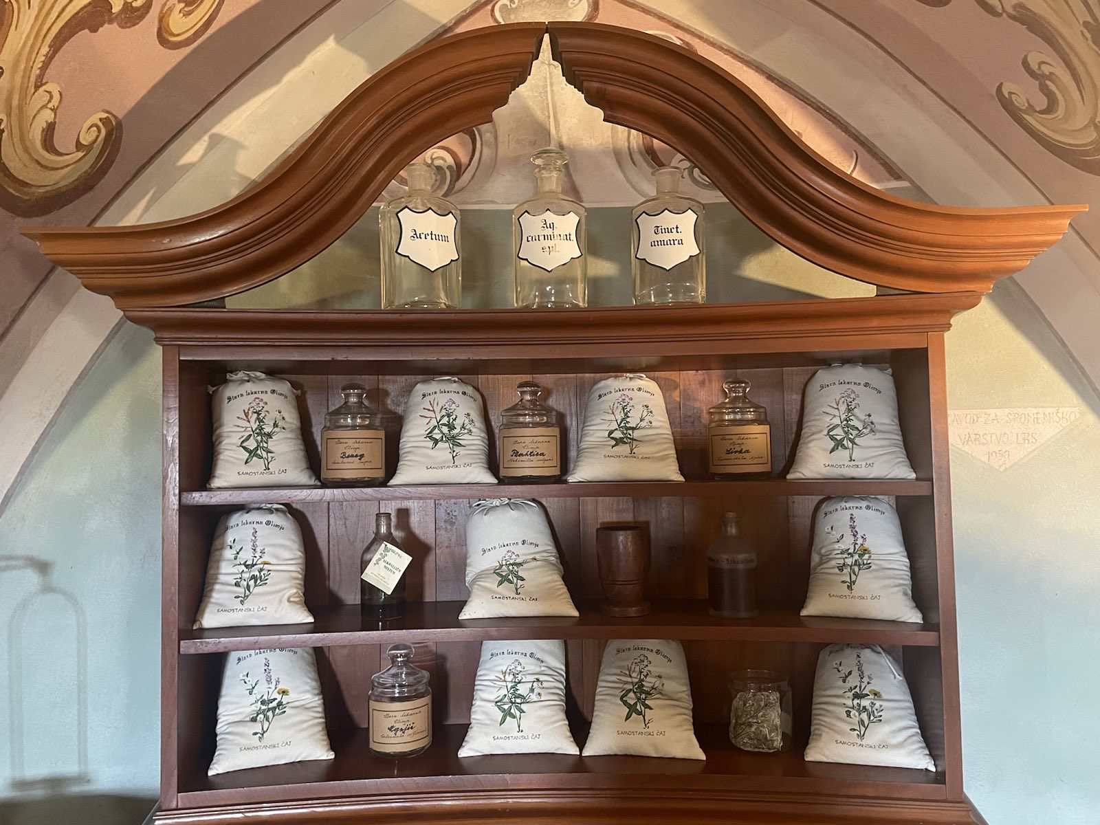 Samostan in lekarna Olimje, zelišča,