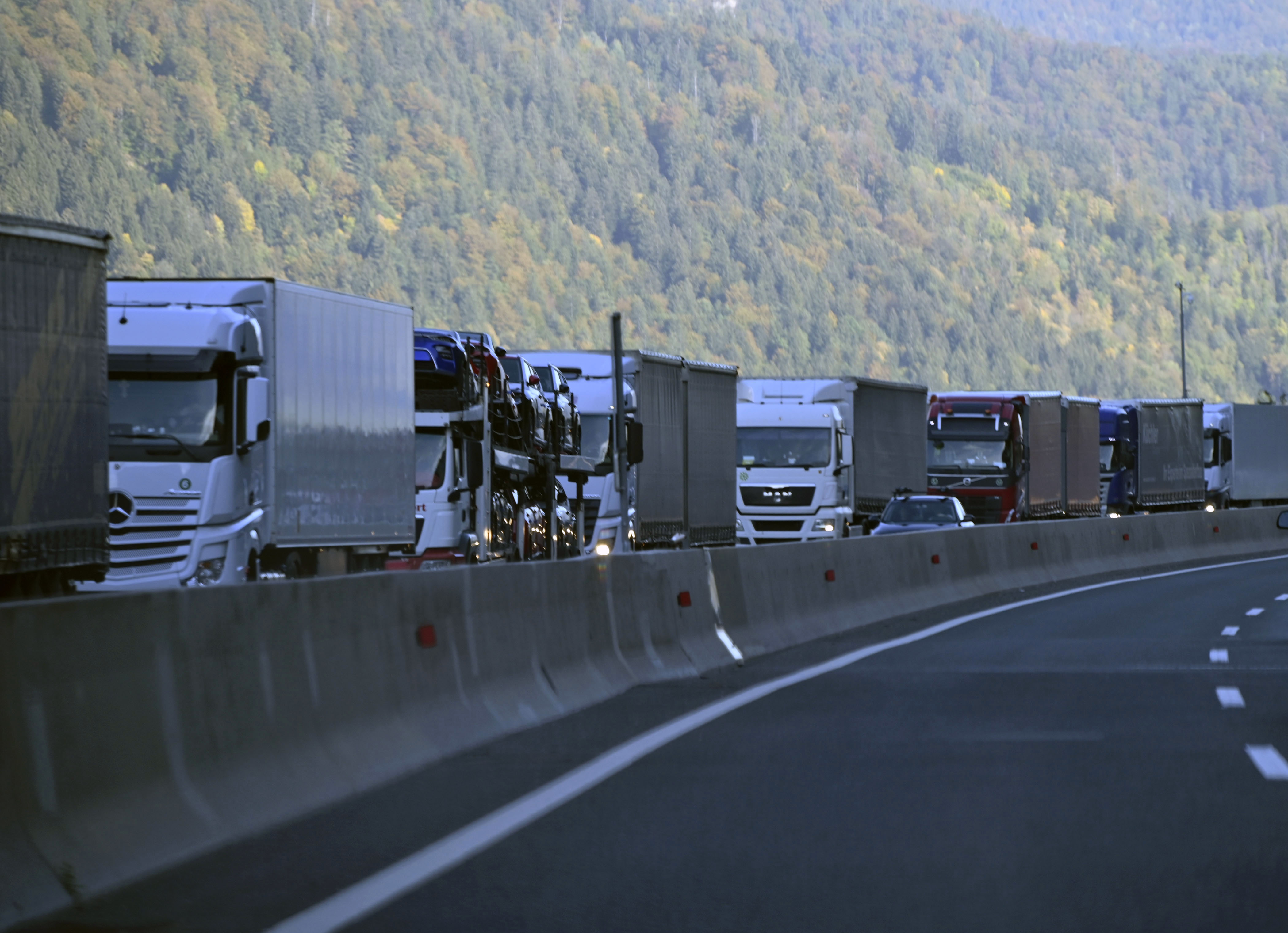 Gneča, promet, kolona, tovornjaki, avtocesta