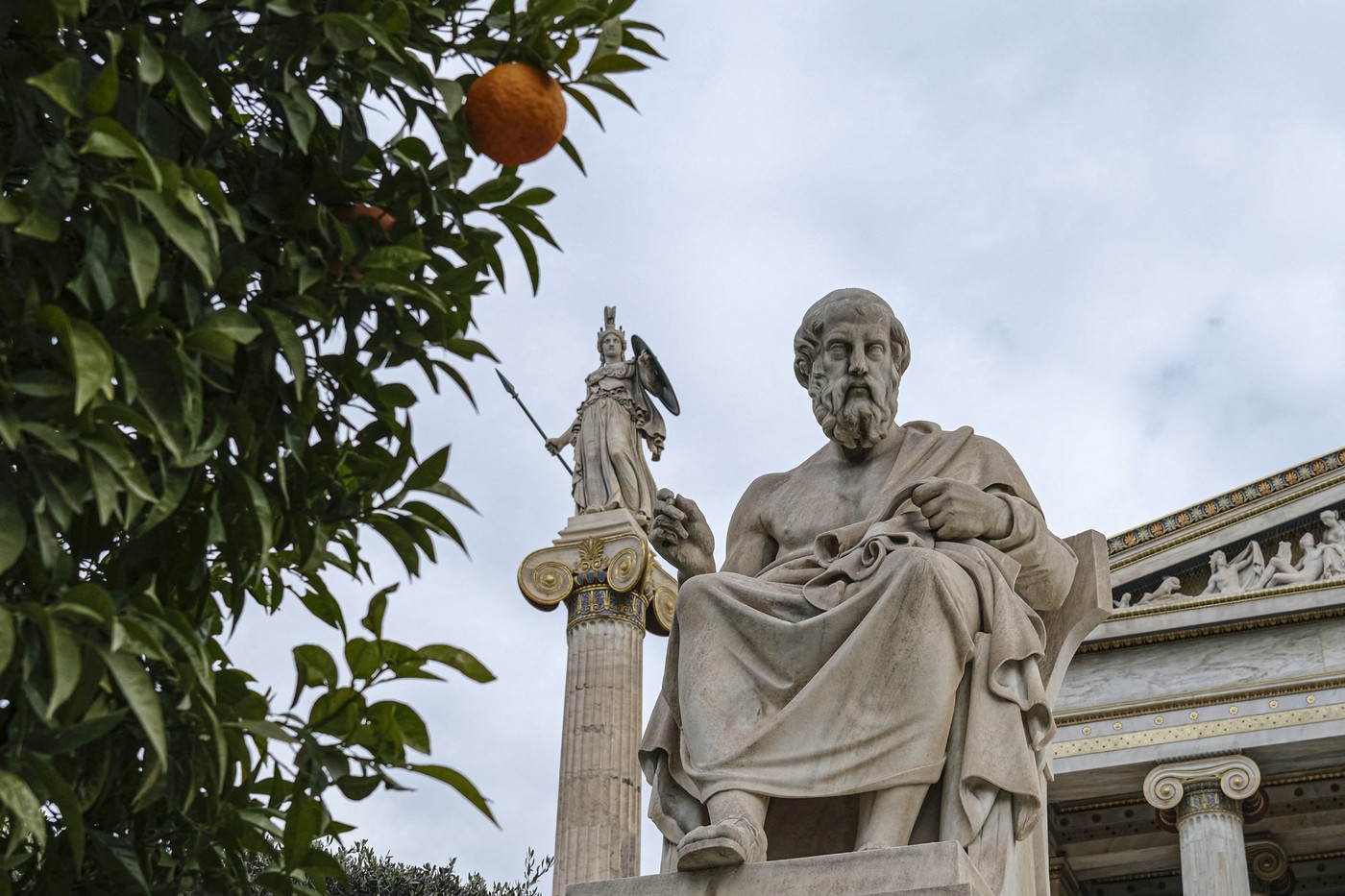 Spomenik starogrškega filozofa pred atensko Akademijo