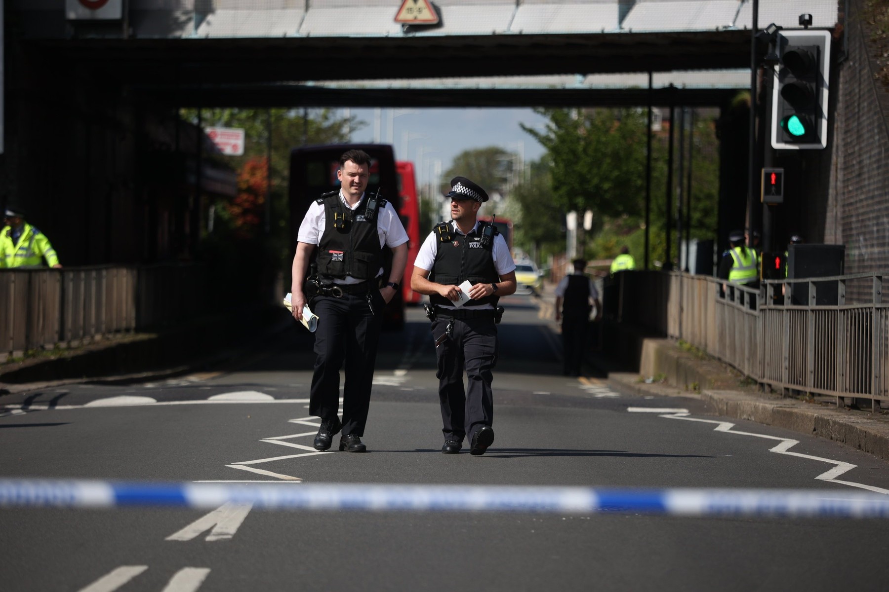 V Londonu moški, oborožen z mečem, zabodel več ljudi