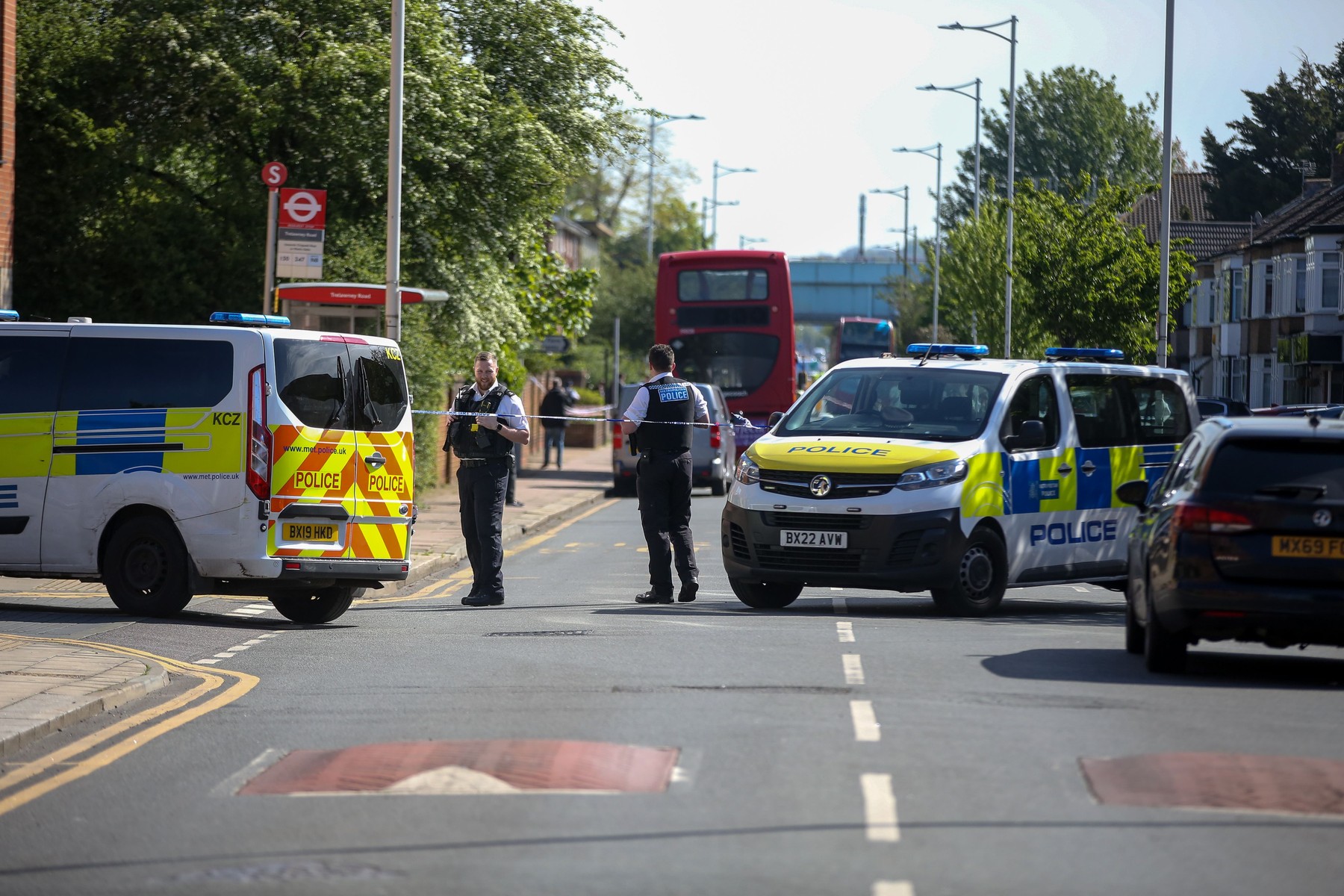 V Londonu moški, oborožen z mečem, zabodel več ljudi