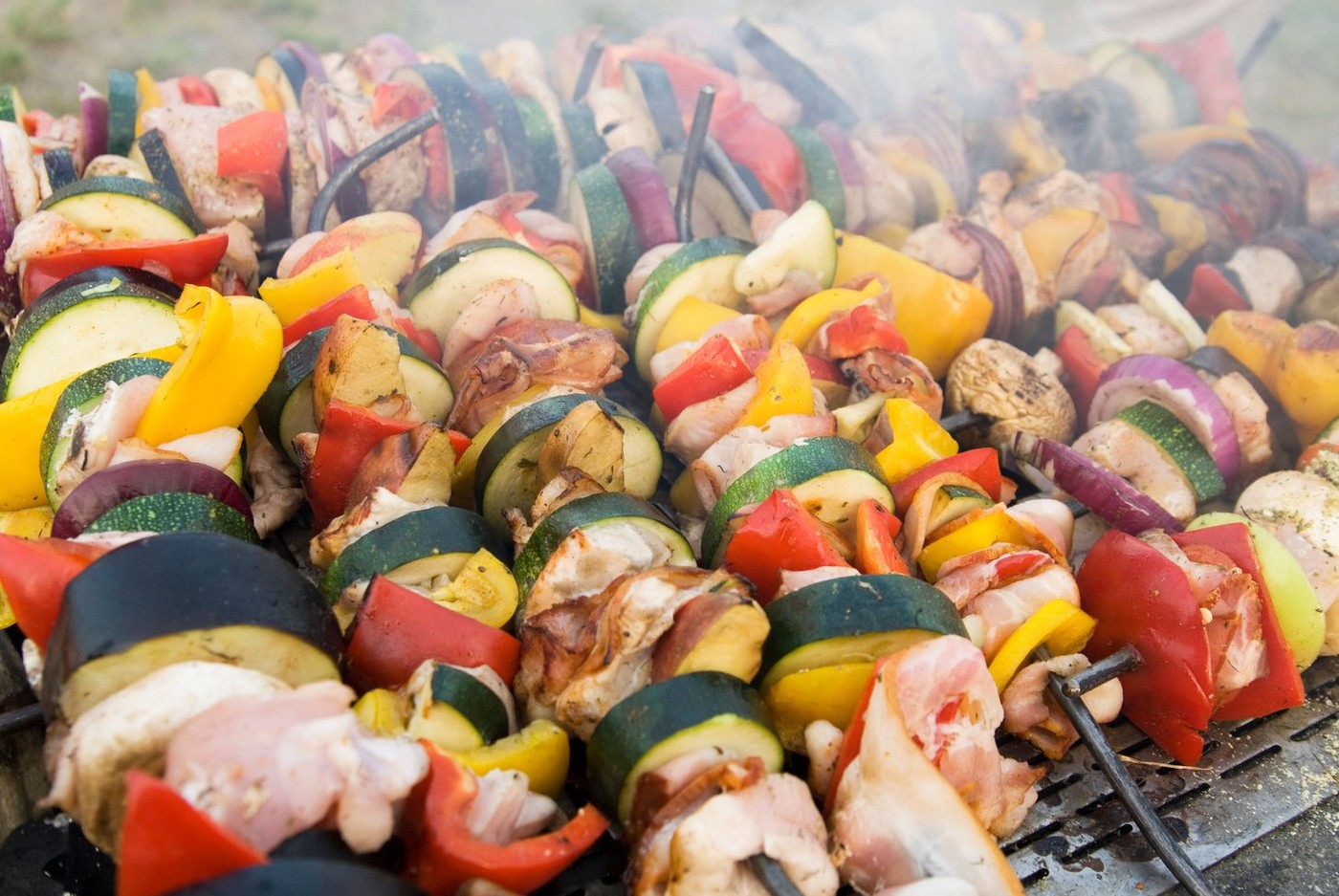 ražnjiči, pisani ražnjiči, gril, žar, meso na žaru, piknik, zelenjava