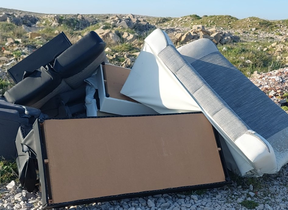 odvrženo pohištvo, onesnaževanje, kosovni odpad, Pag, Hrvaška