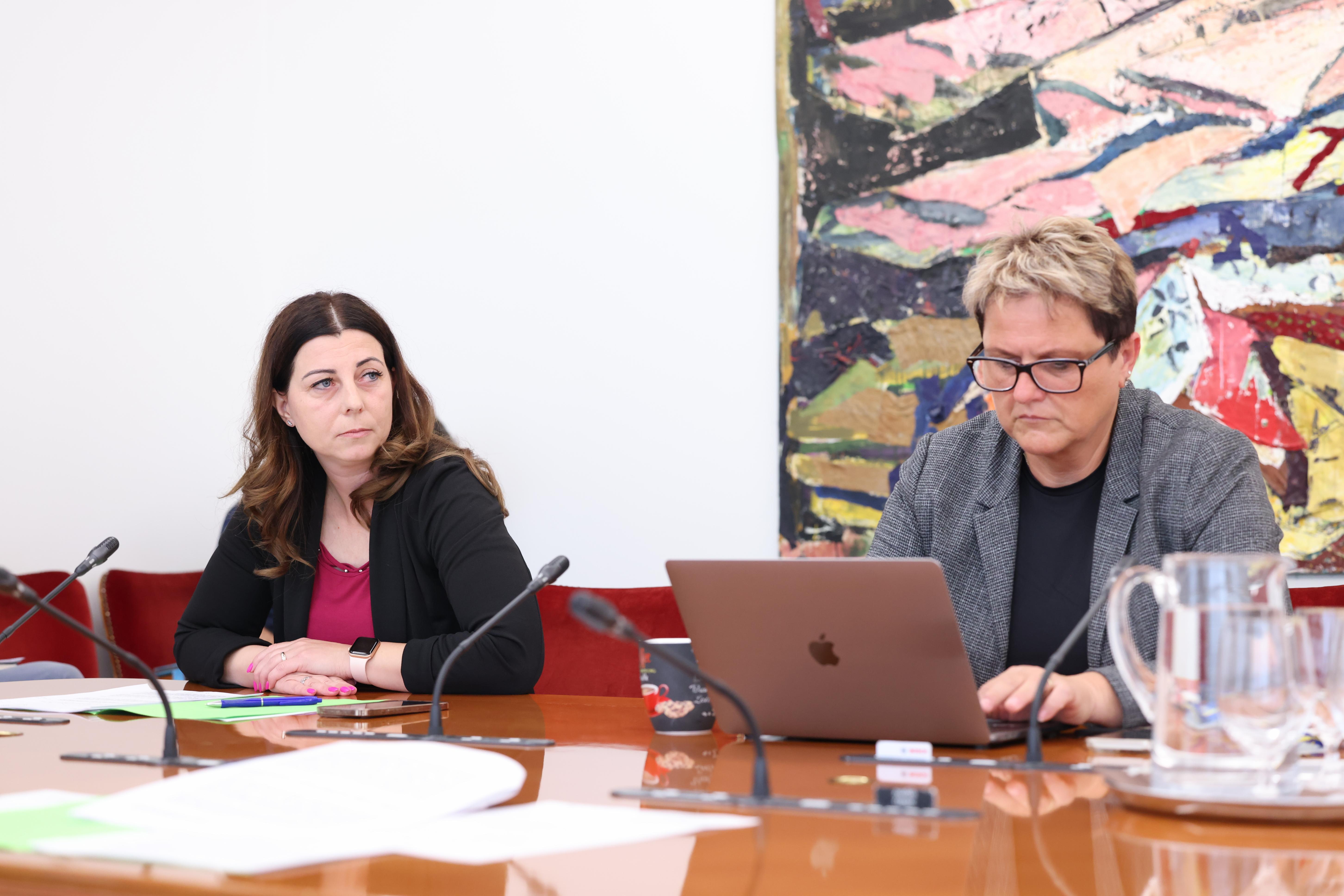 Poslanki Karmen Furman in Jelka Godec na odboru za zdravstvo