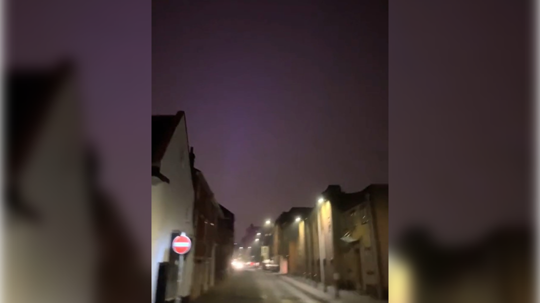 Norwich, Velika Britanija, Tik Tok, lažni severni sij