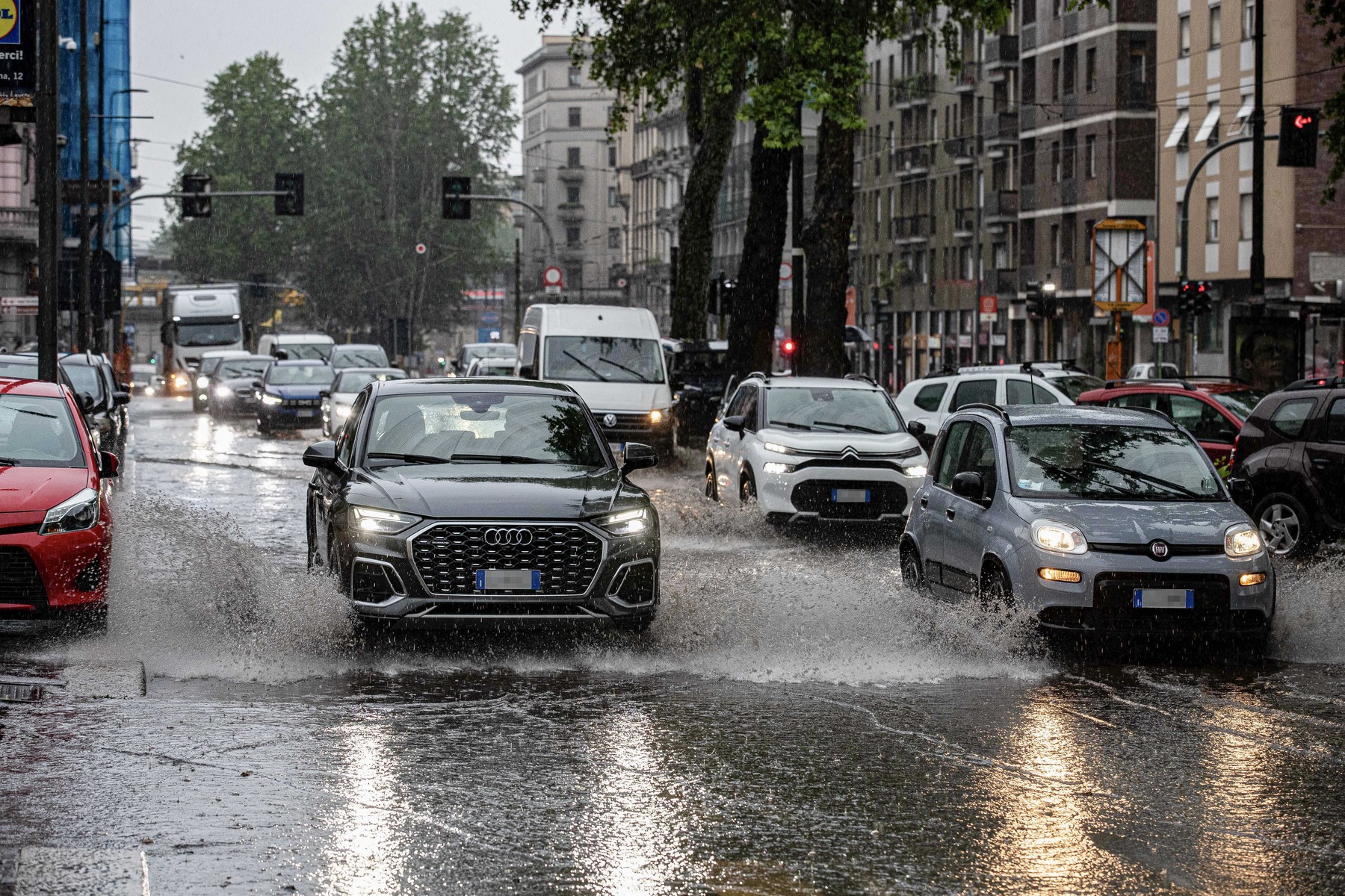 Poplave v Milanu (Foto: PROFIMEDIA)