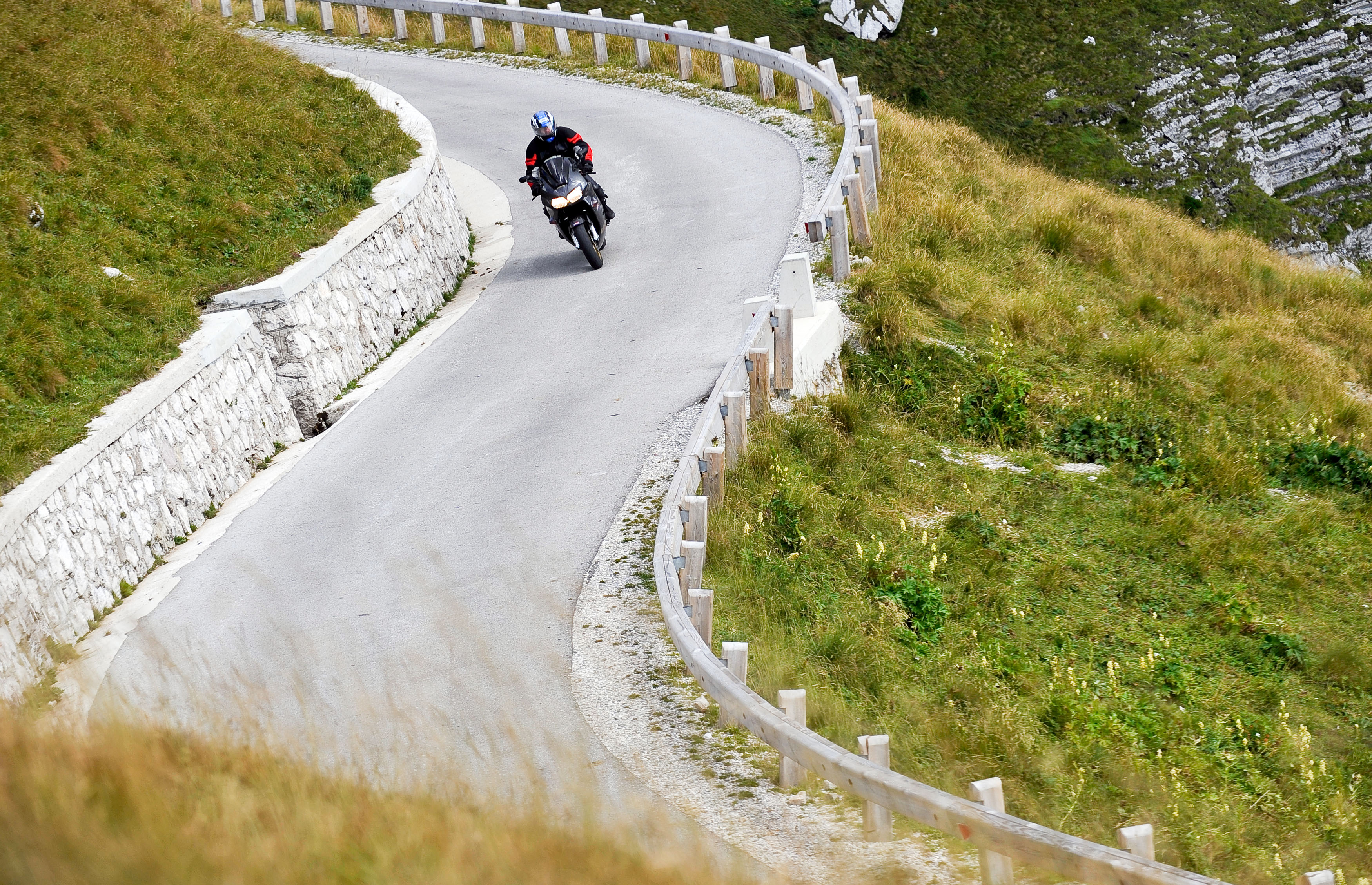 motorist, ovinek, cesta