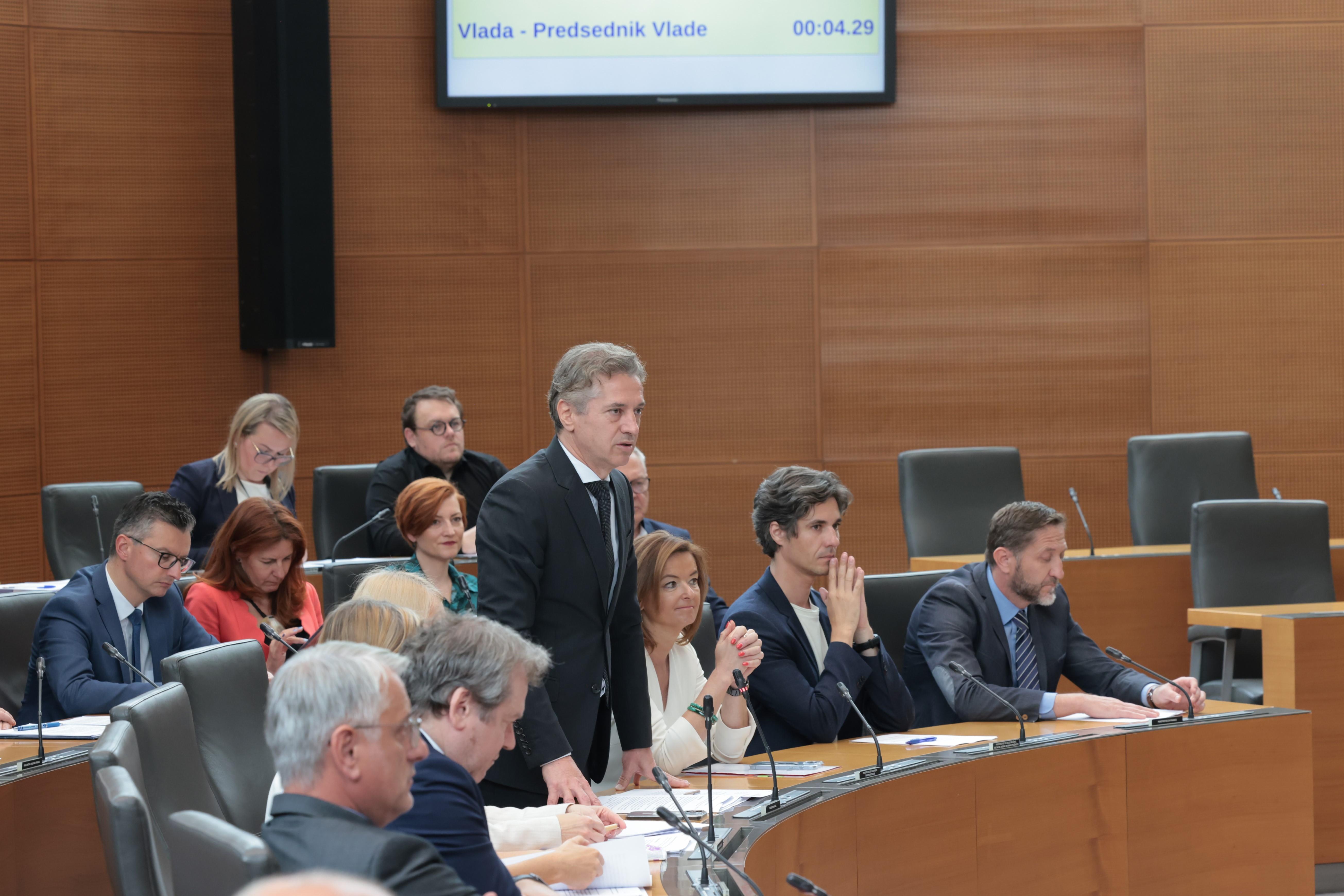 državni zbor, poslanci, poslanska vprašanja premierju Robertu Golobu