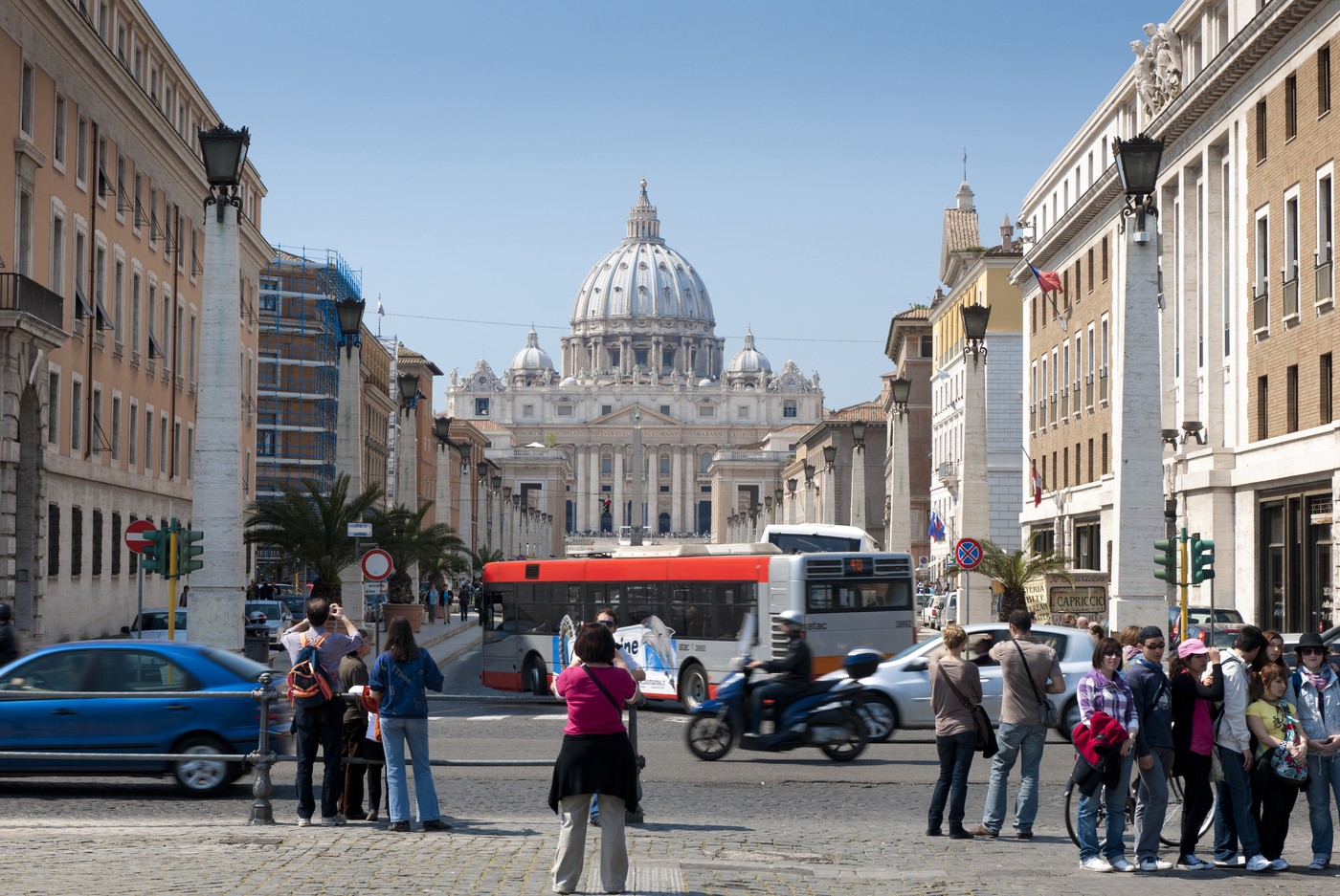 Basilica,Bernini,Cittŕ del Vaticano,Europe,Italia,Italy,Lazio,Mediterranean,Religion,Religious,Roma,Rome,Vatican,Vatican City,Vaticano,architecture,art,capital,church,dome,façade,horizontal,italian,monument,people,sculpture,sculptures,sight,square,travel