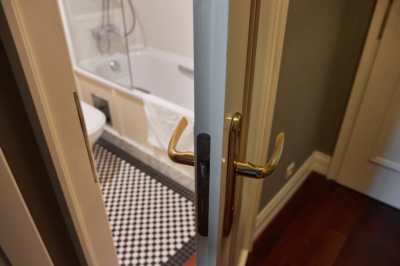 kopalnica, stranišče, vrata