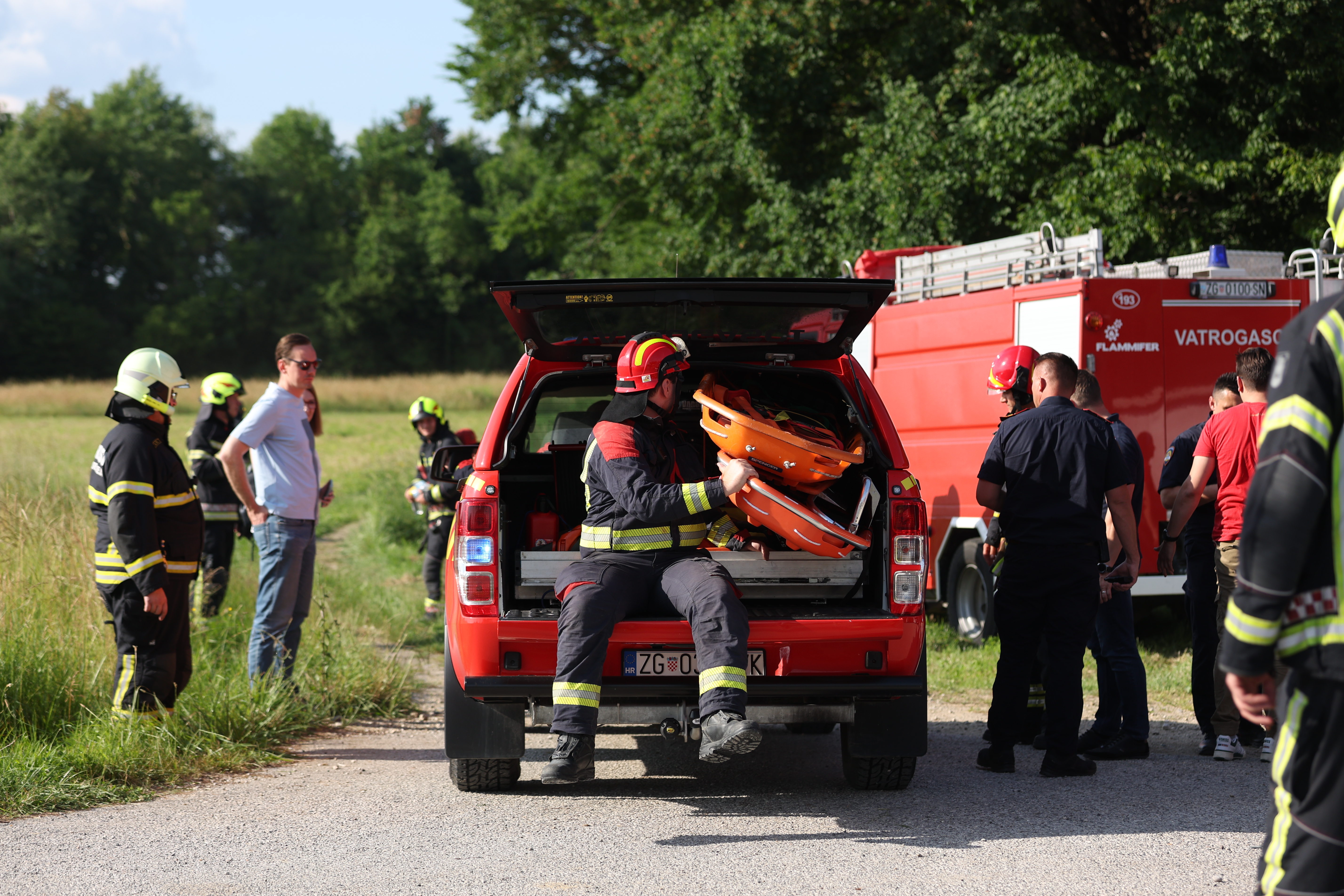 Strmoglavilo manjše športno letalo