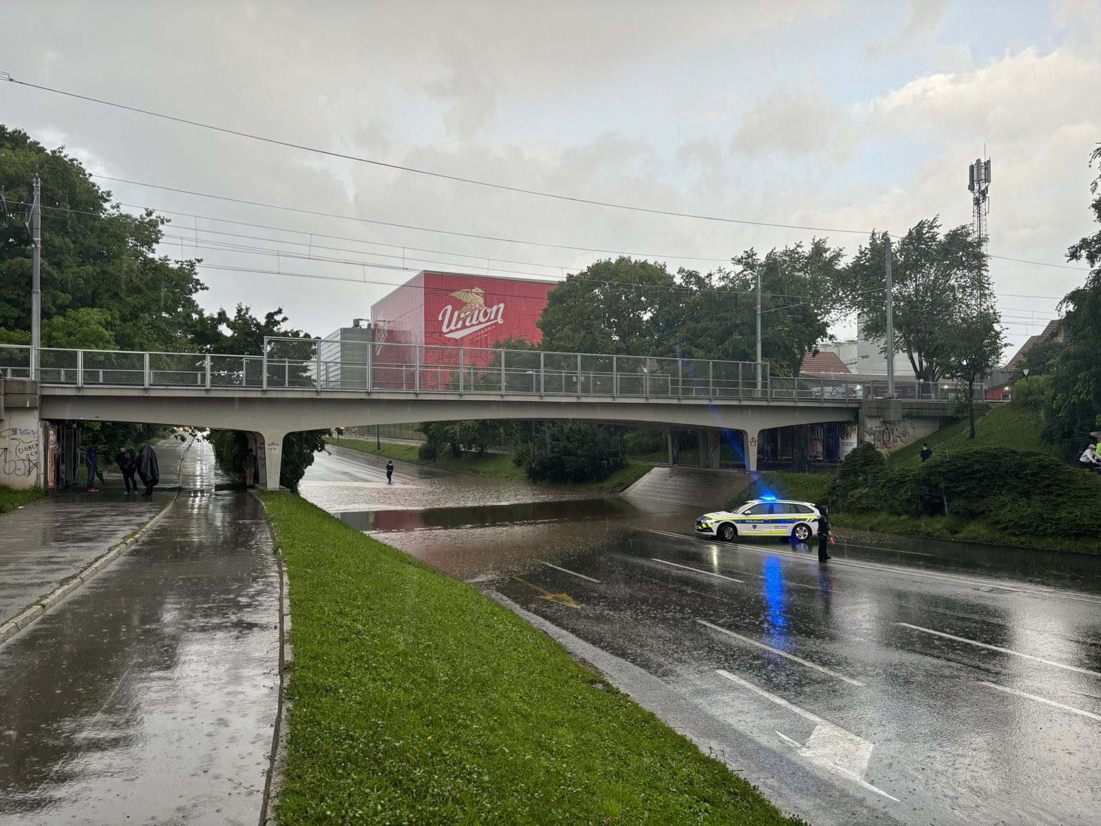 poplavljen podvoz na Celovški cesti v Ljubljani