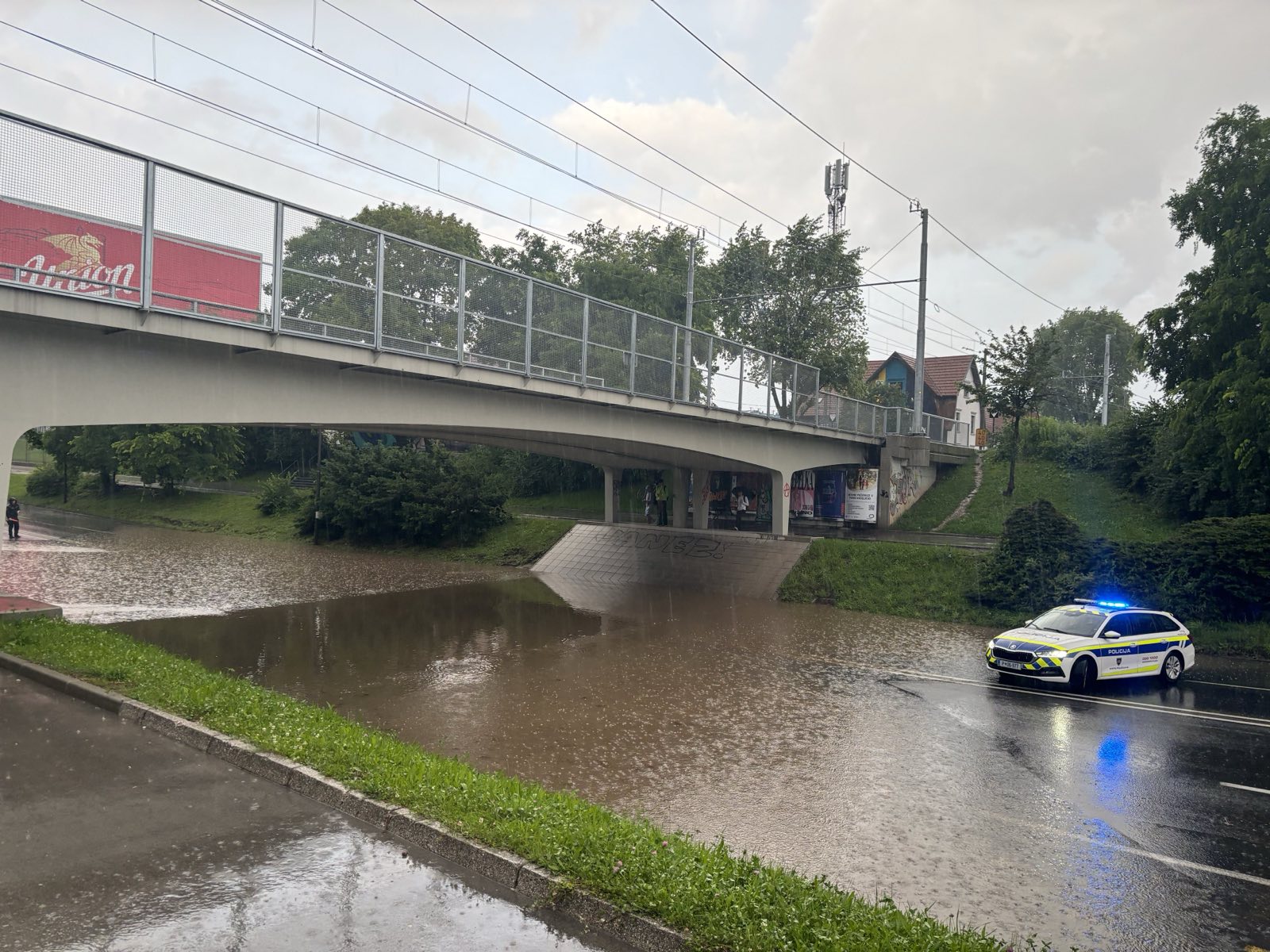 poplavljen podvoz na Celovški cesti v Ljubljani