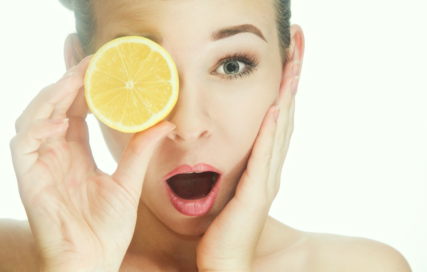 Ženka, limona, začudenje