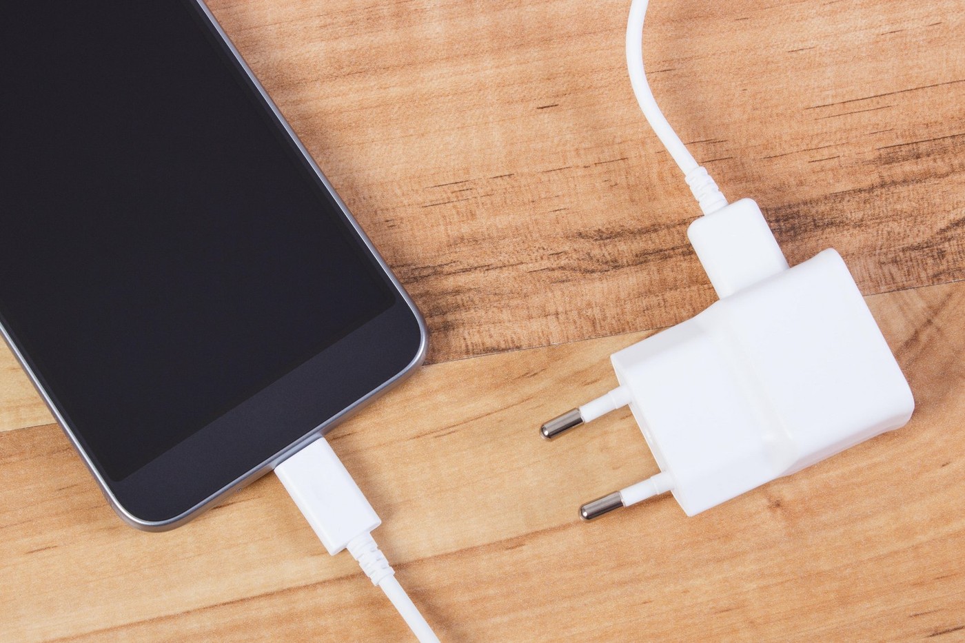 mobilni telefon, pametni, smartphone, polnjenje, polnilec