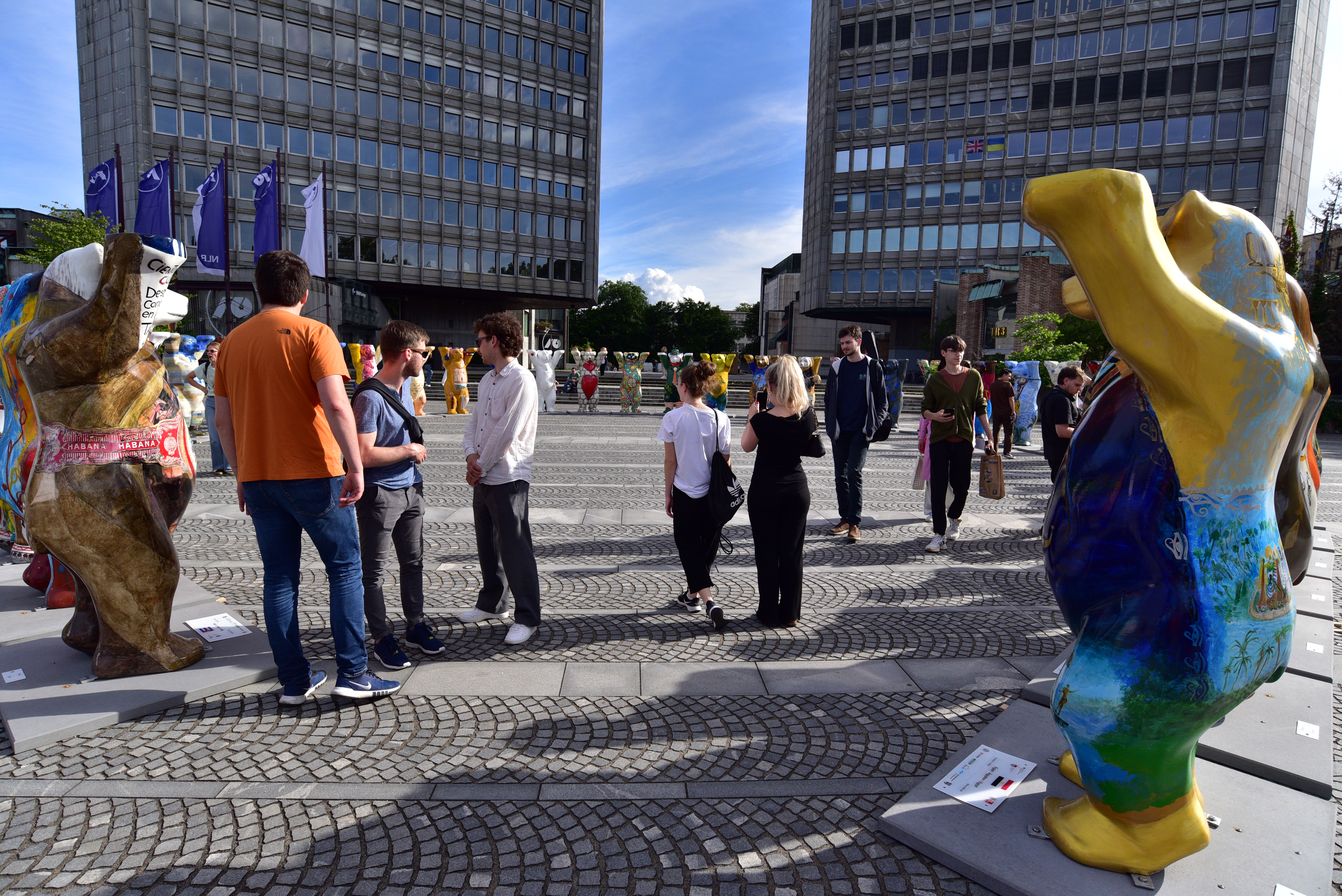 United Buddy Bears, trg republike, medvedi